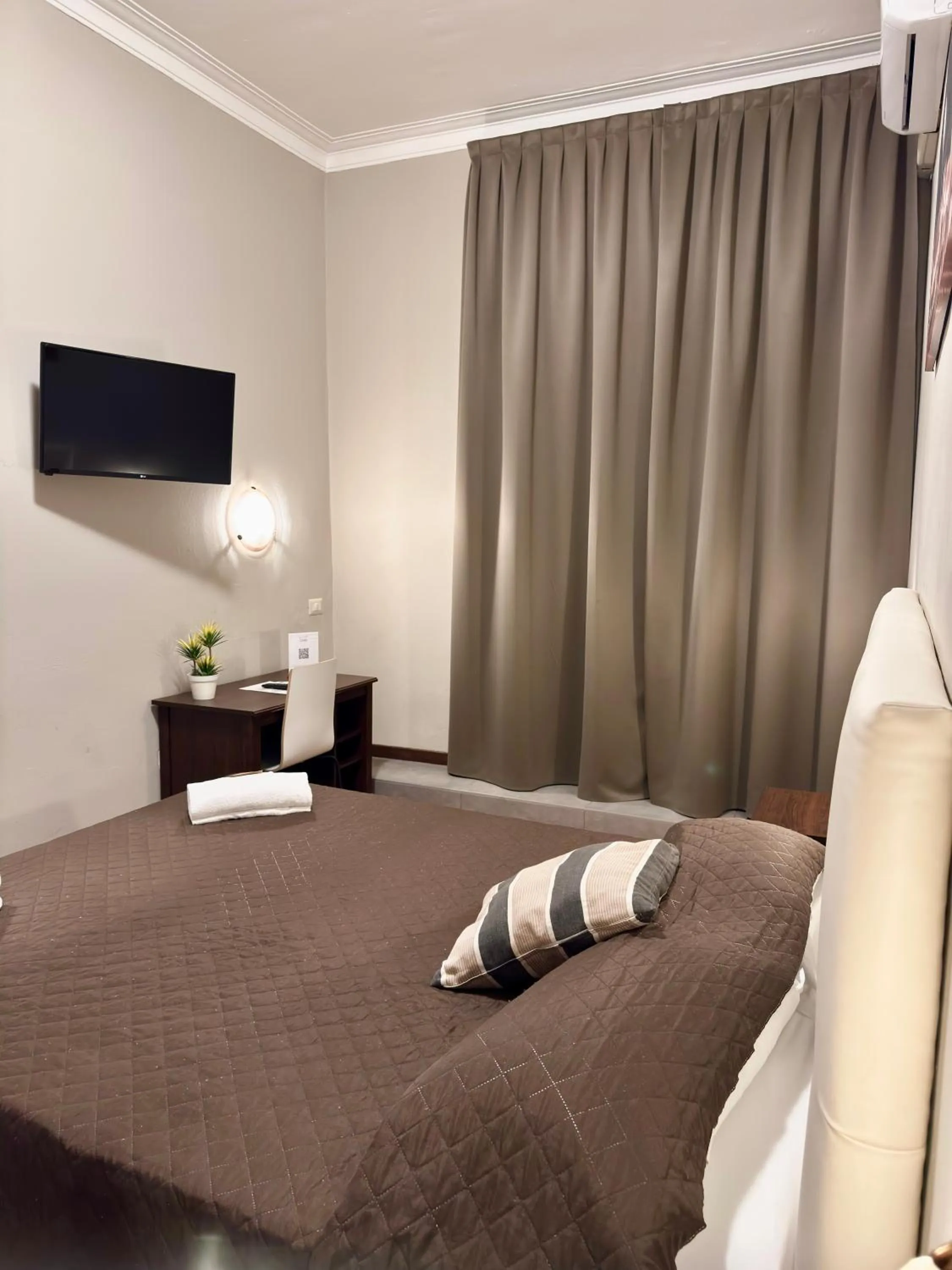 TV and multimedia, Bed in Carlo Goldoni Hotel