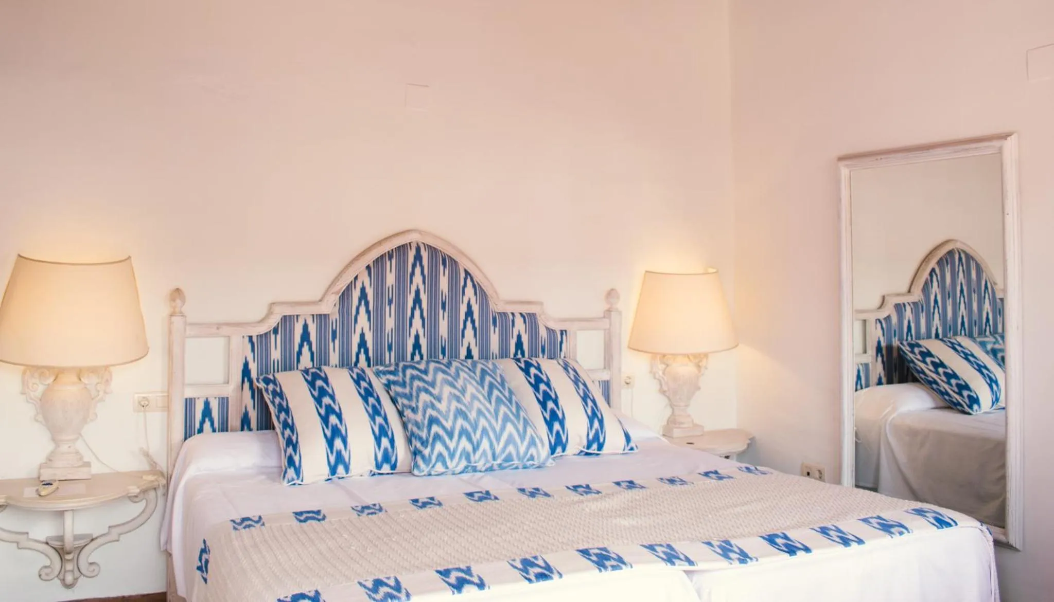 Bedroom, Bed in Hotel Cortijo del Arte - Caminito del Rey