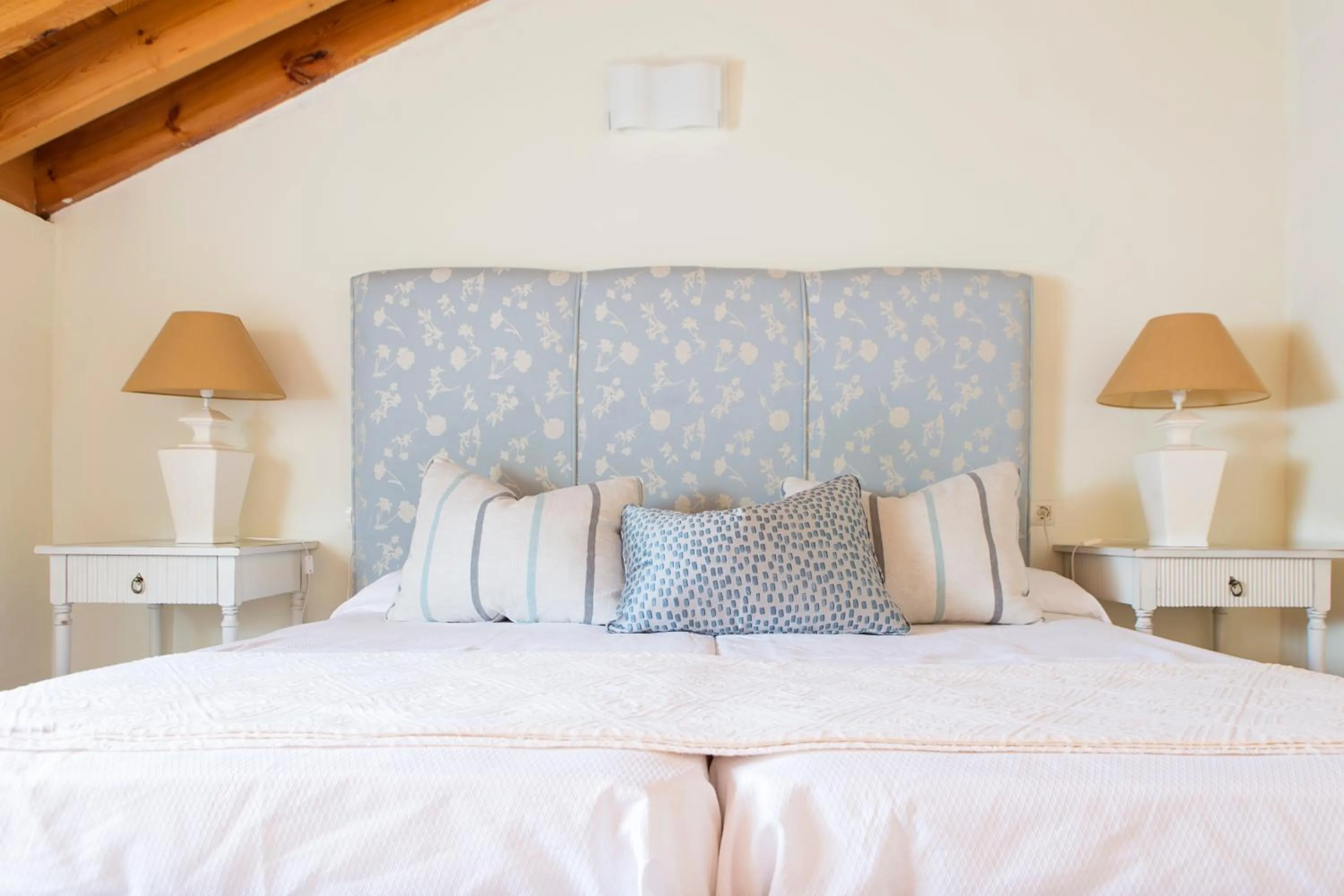 Bedroom, Bed in Hotel Cortijo del Arte - Caminito del Rey
