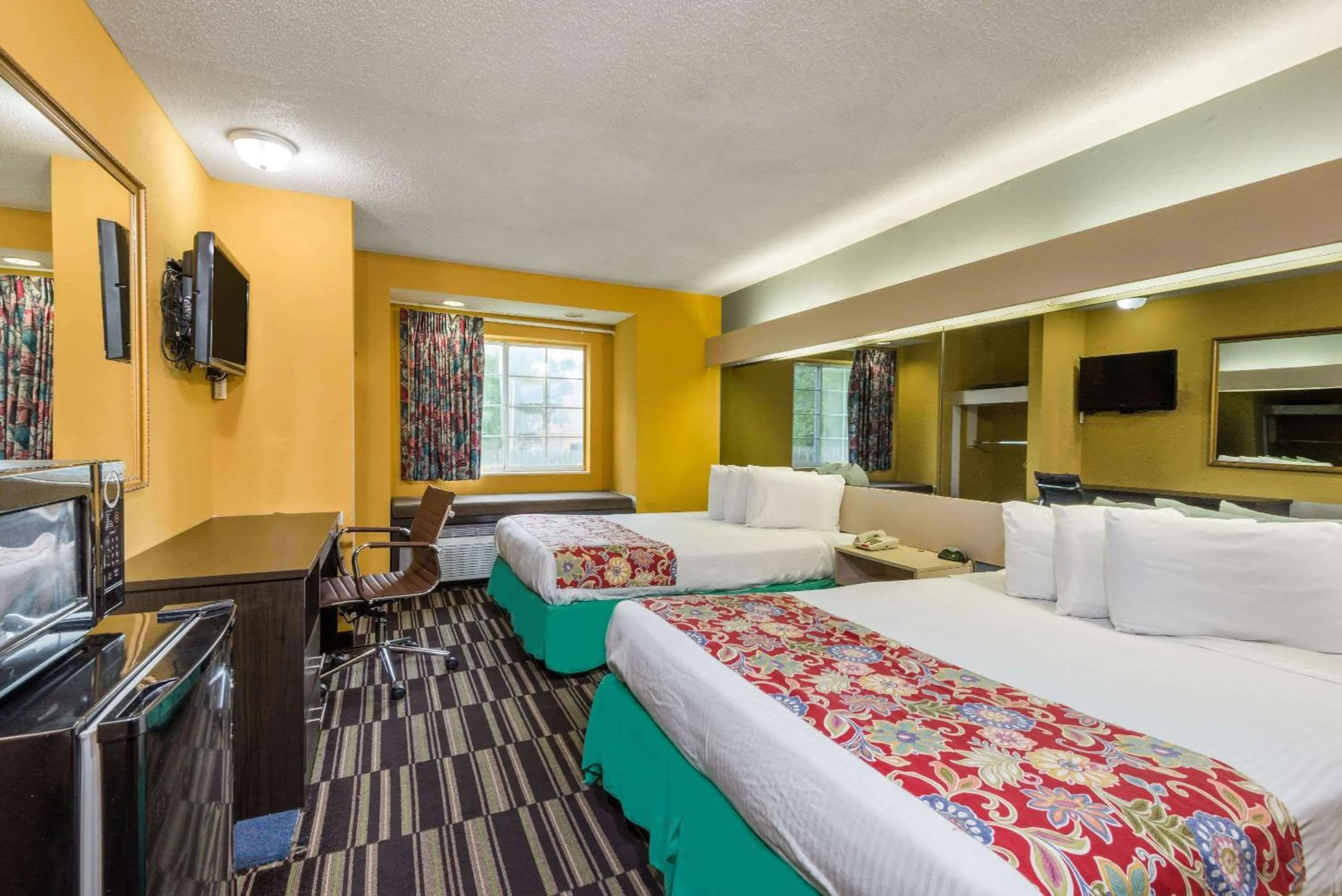 Photo of the whole room, Bed in Microtel Inn & Suites by Wyndham Riverside