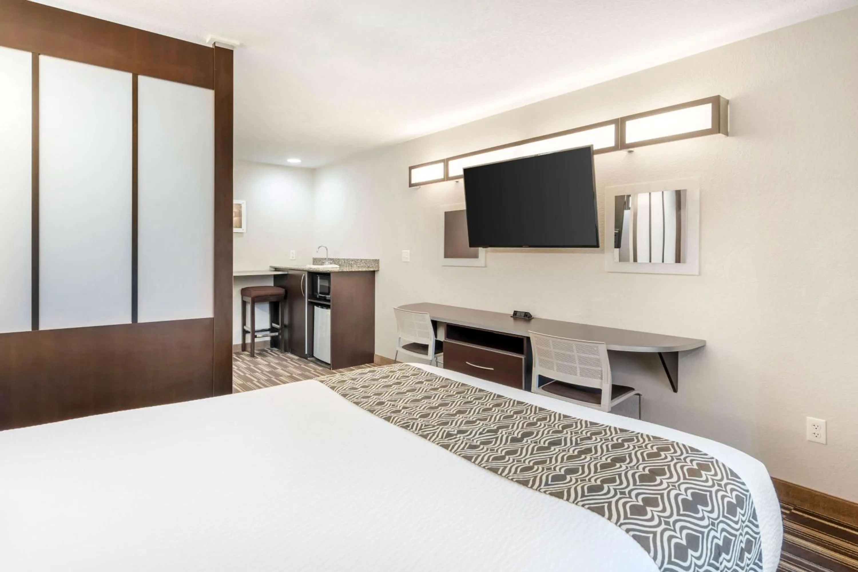 Photo of the whole room, Bed in Microtel Inn & Suites by Wyndham Brooksville