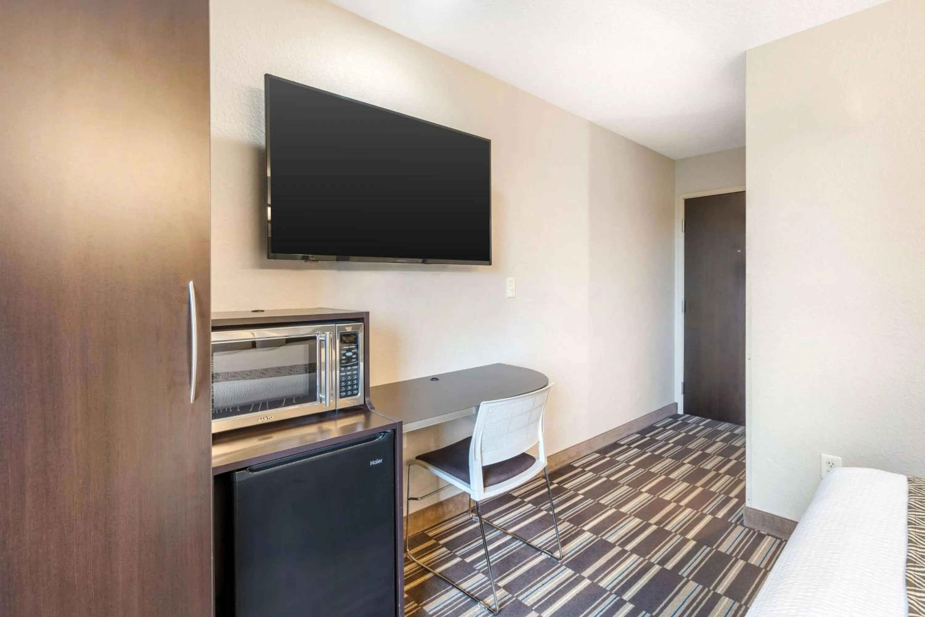 Photo of the whole room, Bed in Microtel Inn & Suites by Wyndham Brooksville