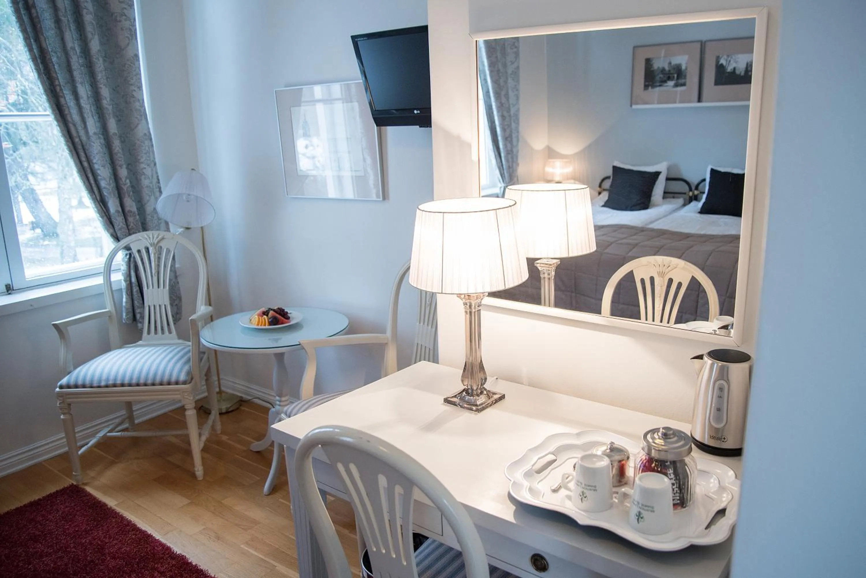 Photo of the whole room, Bed in Mustion Linna / Svartå Manor