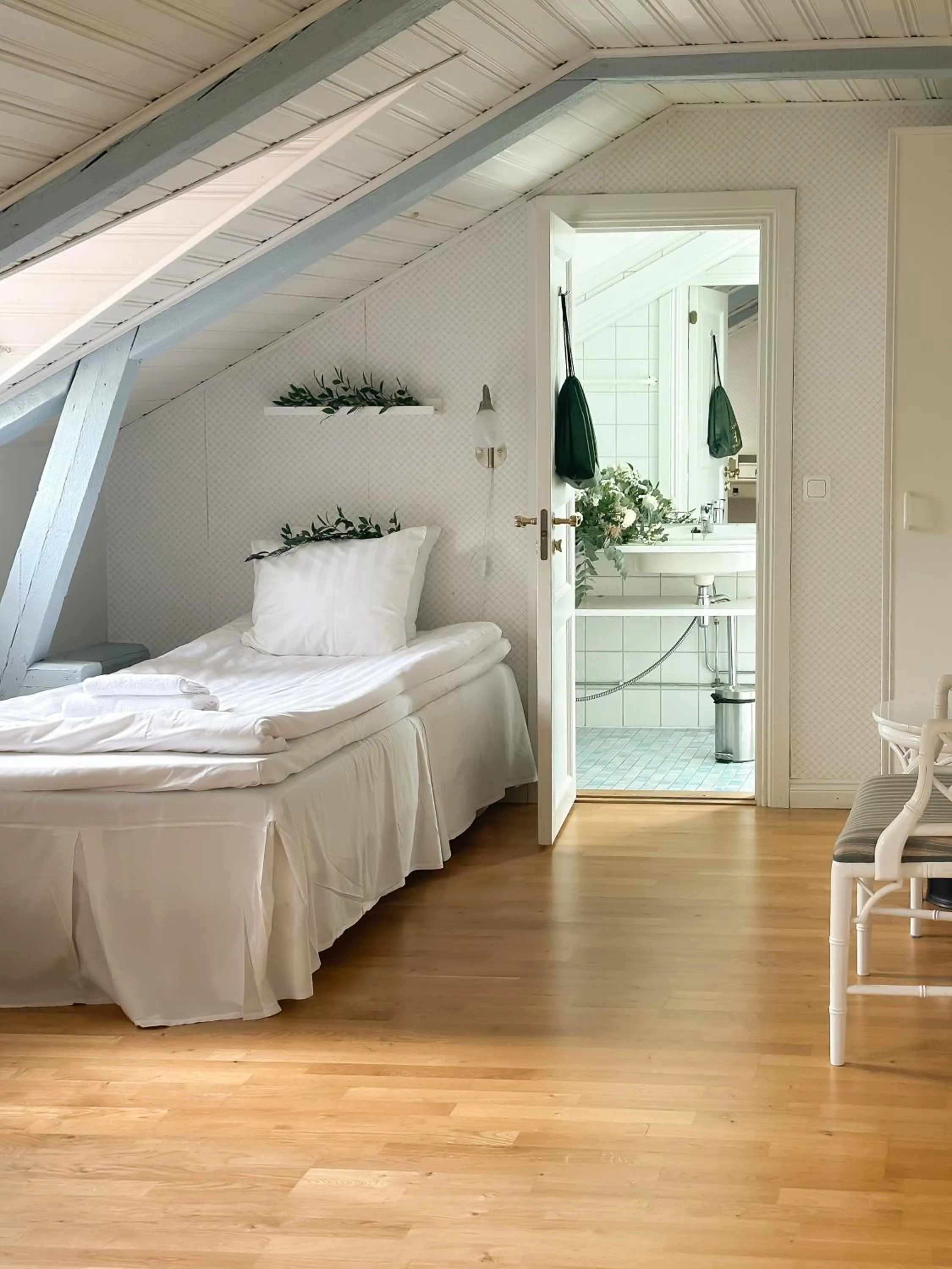 Bathroom, Bed in Mustion Linna / Svartå Manor