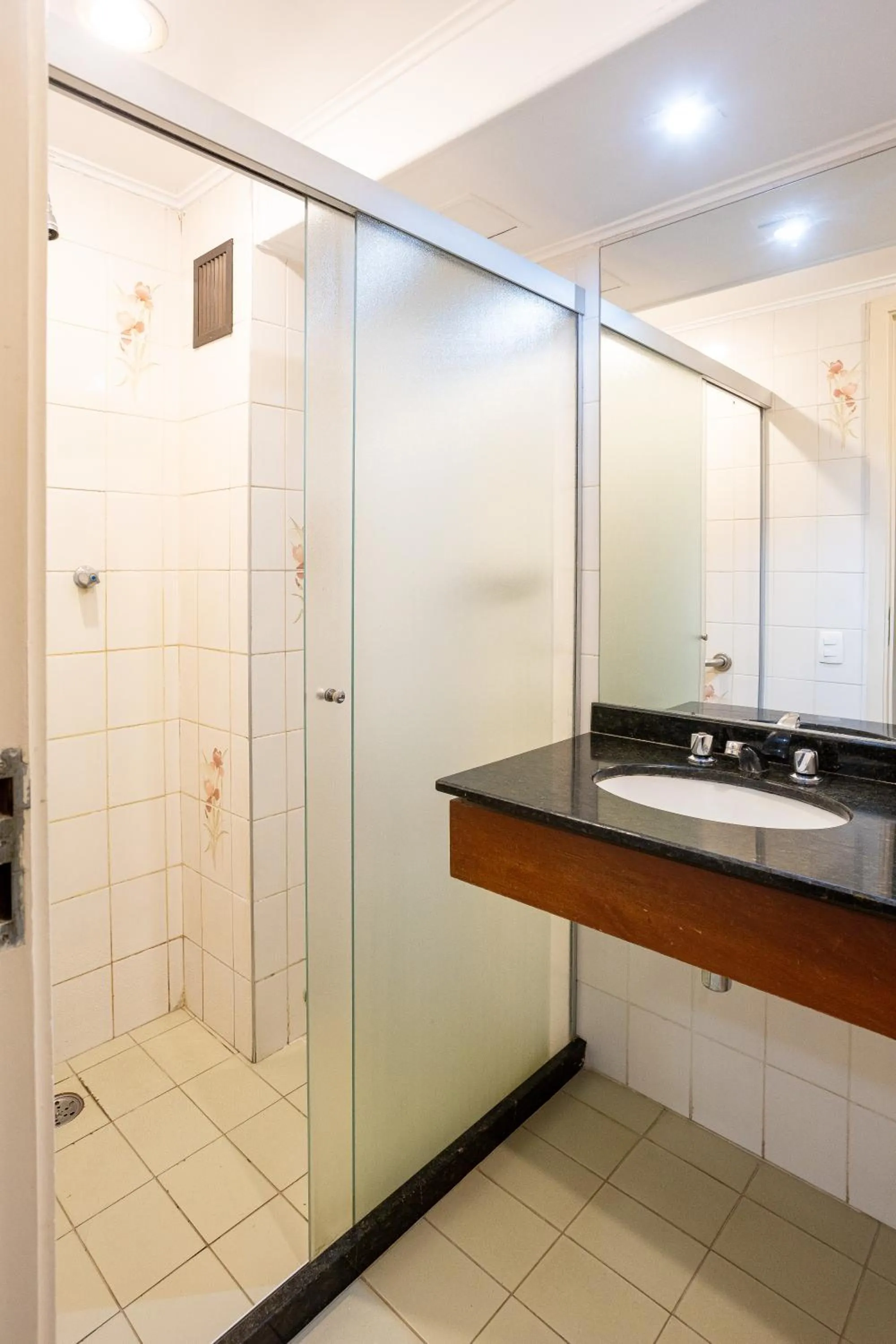 Bathroom in Park Tower Campinas Residence by Nacional Inn