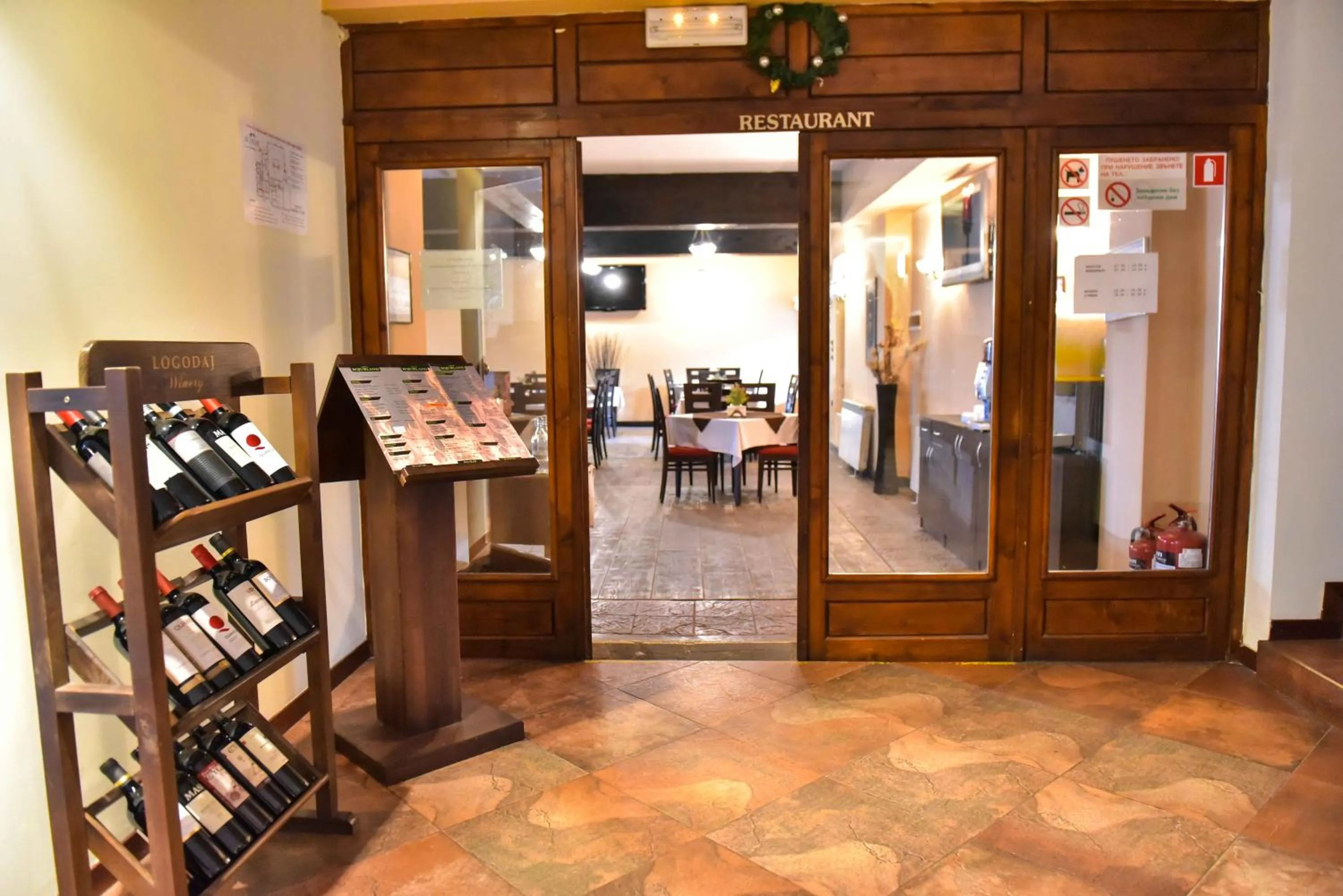 Restaurant/places to eat in Hotel Bojur & Bojurland Apartment Complex