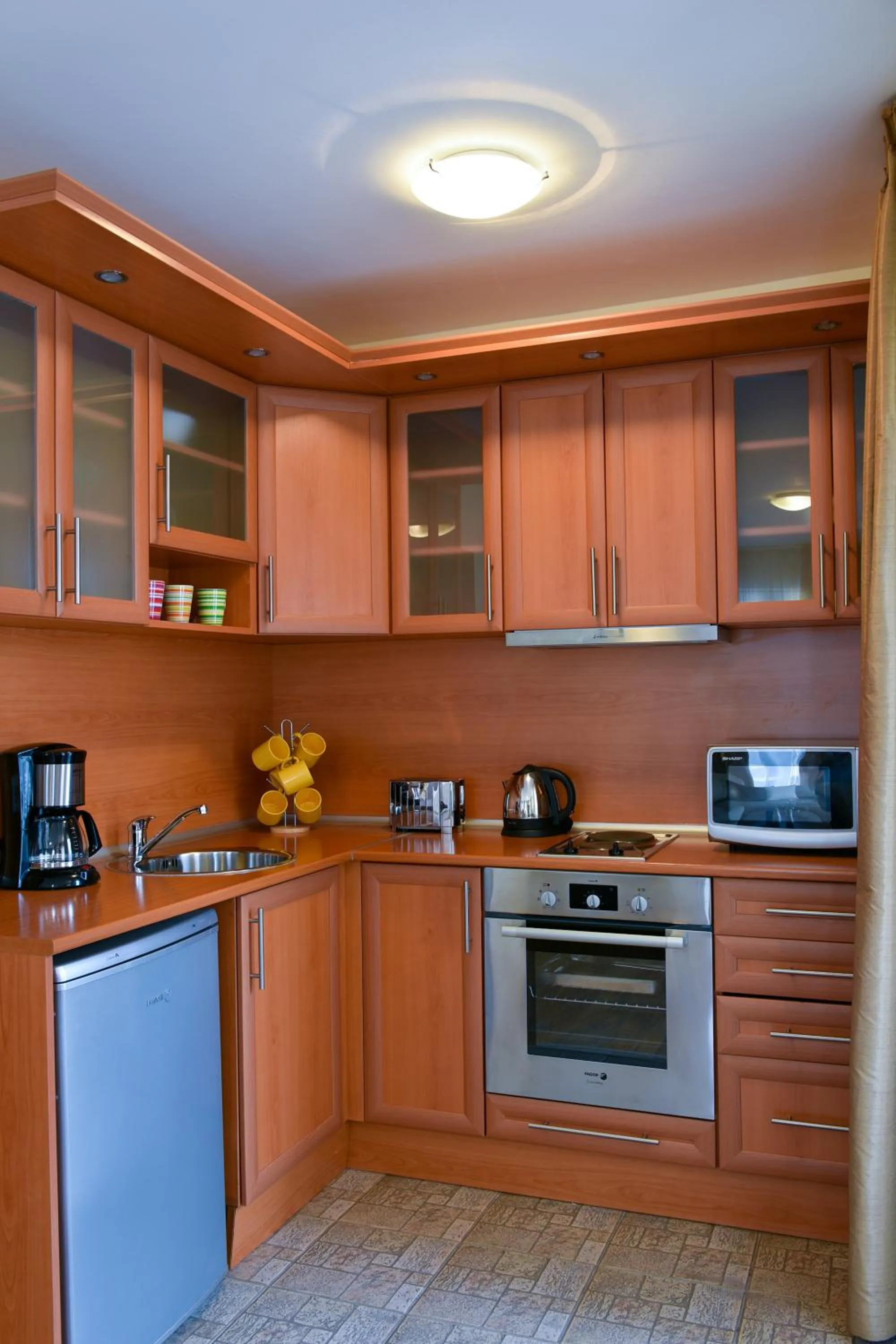 Kitchen or kitchenette in Hotel Bojur & Bojurland Apartment Complex