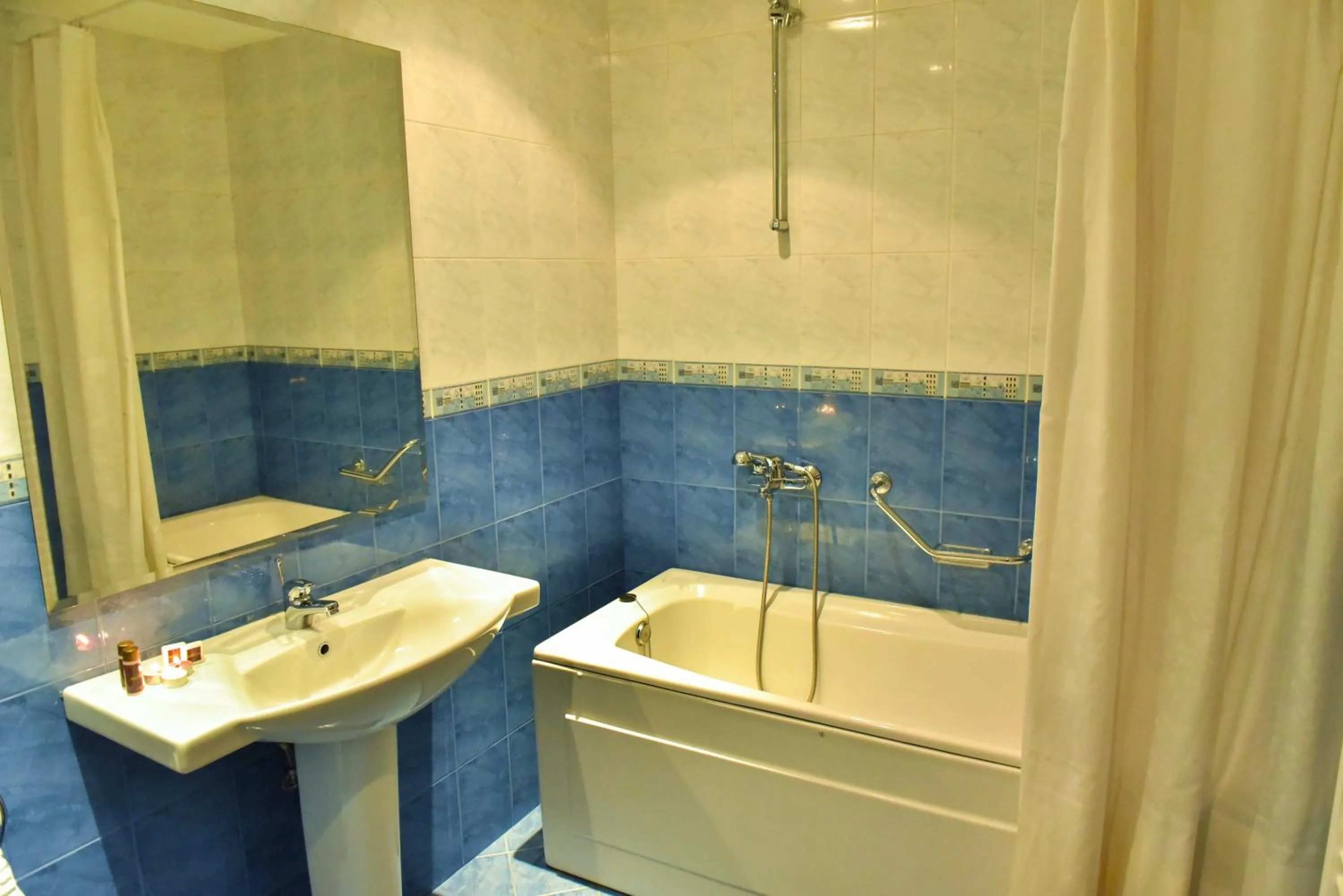 Bathroom in Hotel Bojur & Bojurland Apartment Complex