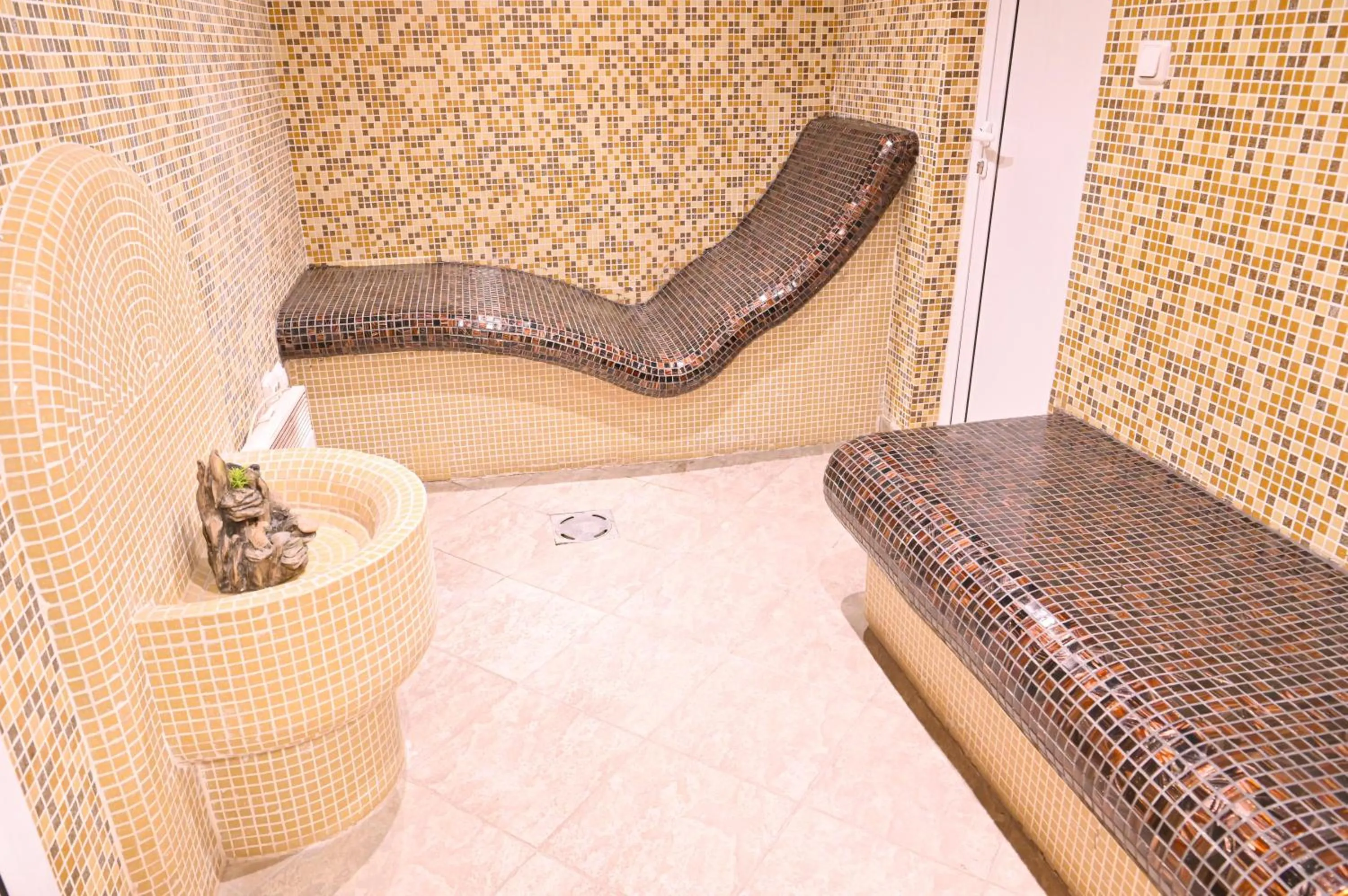 Spa and wellness centre/facilities in Hotel Bojur & Bojurland Apartment Complex