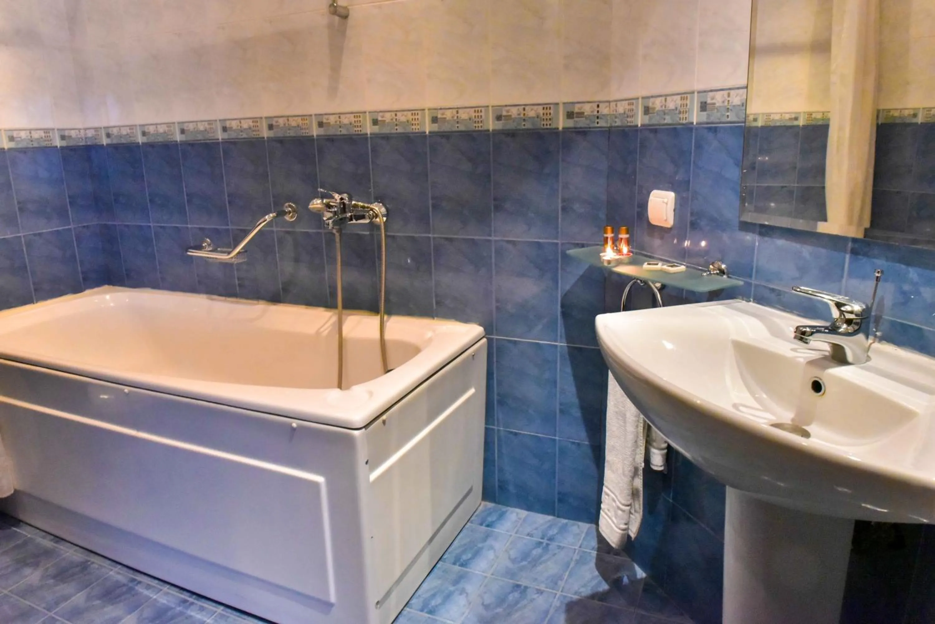 Bathroom in Hotel Bojur & Bojurland Apartment Complex