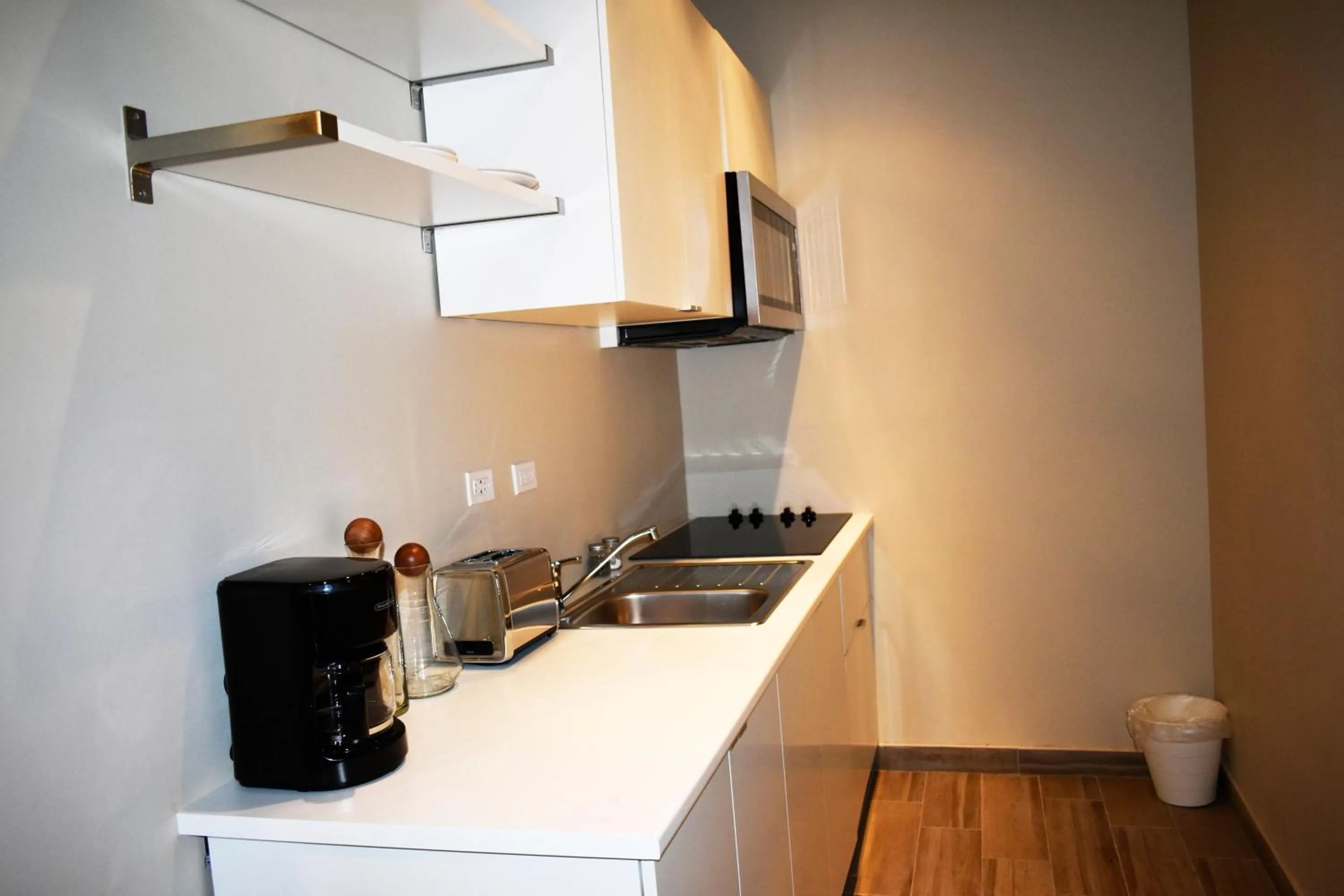 California Comfort & Suites