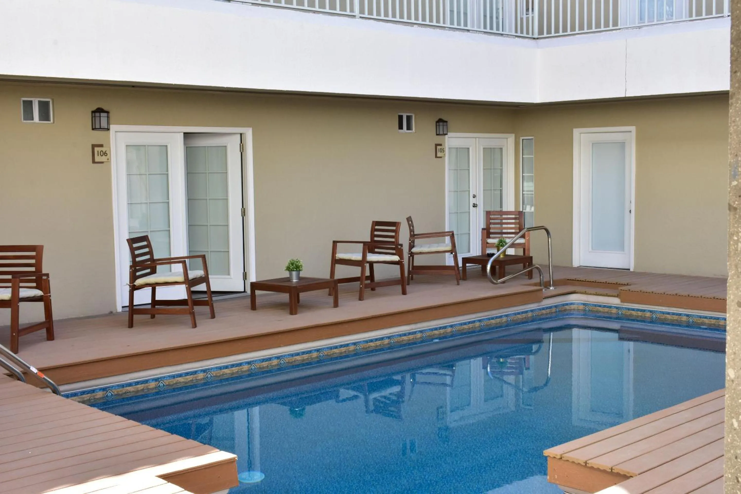 Swimming pool in California Comfort & Suites