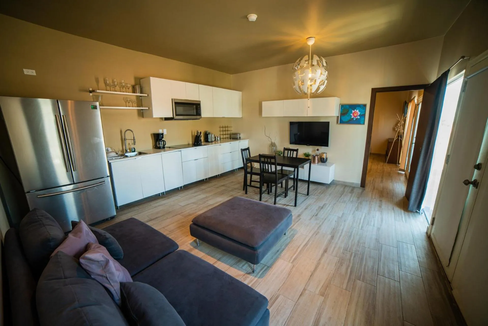 California Comfort & Suites