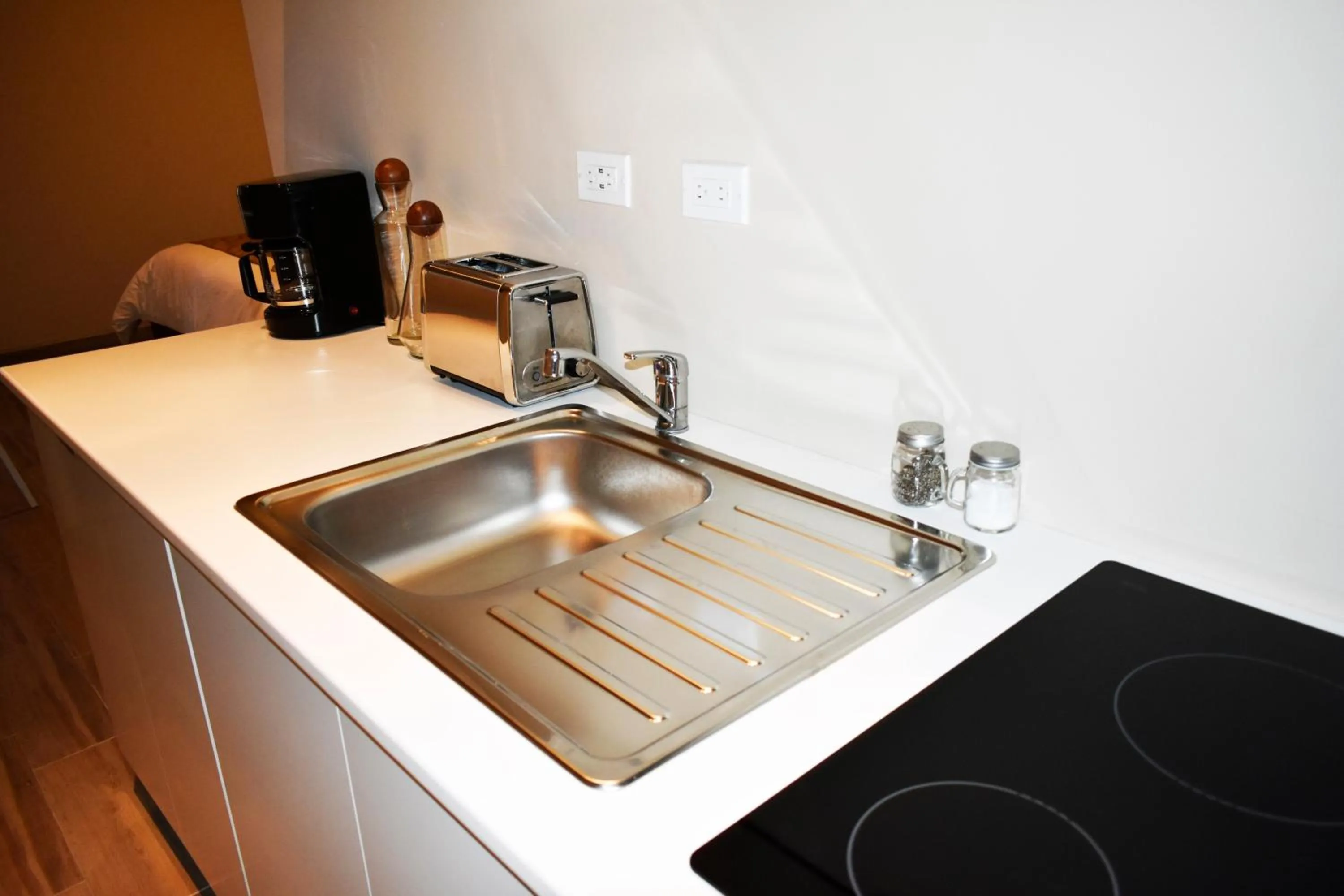 California Comfort & Suites