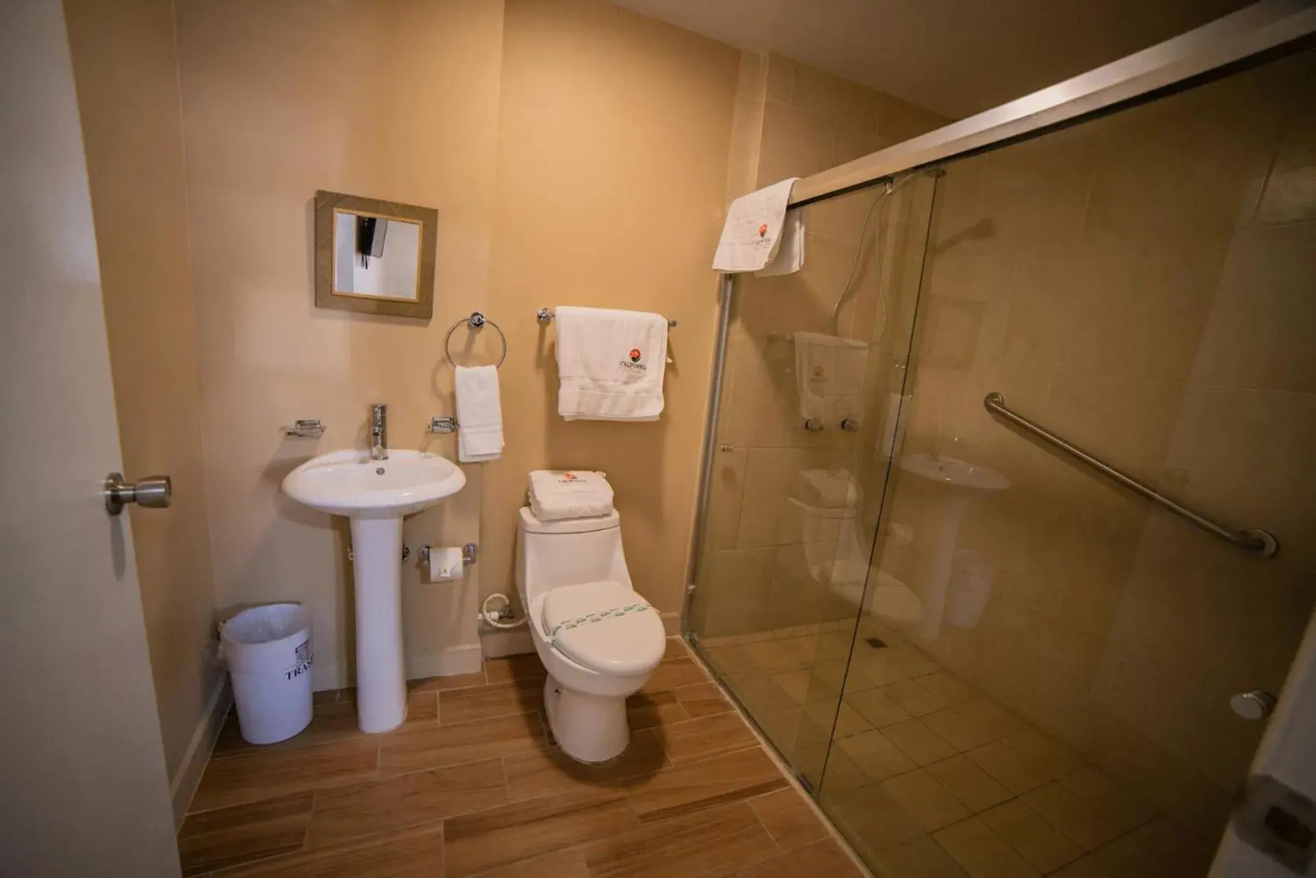 California Comfort & Suites California Comfort & Suites