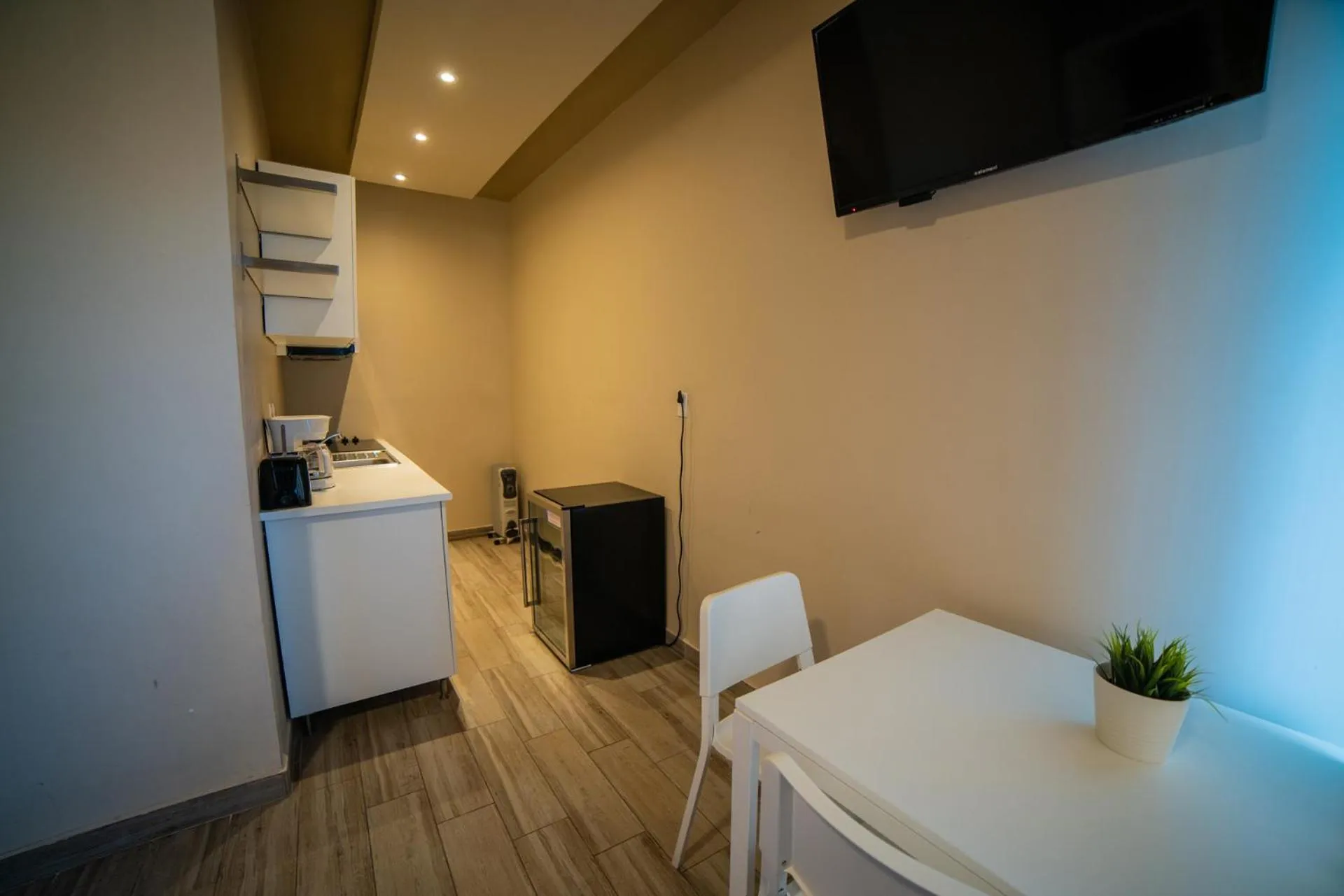 California Comfort & Suites