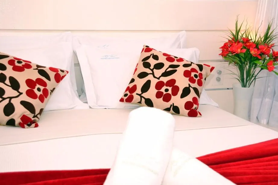 Bed in Coronado Inn Hotel