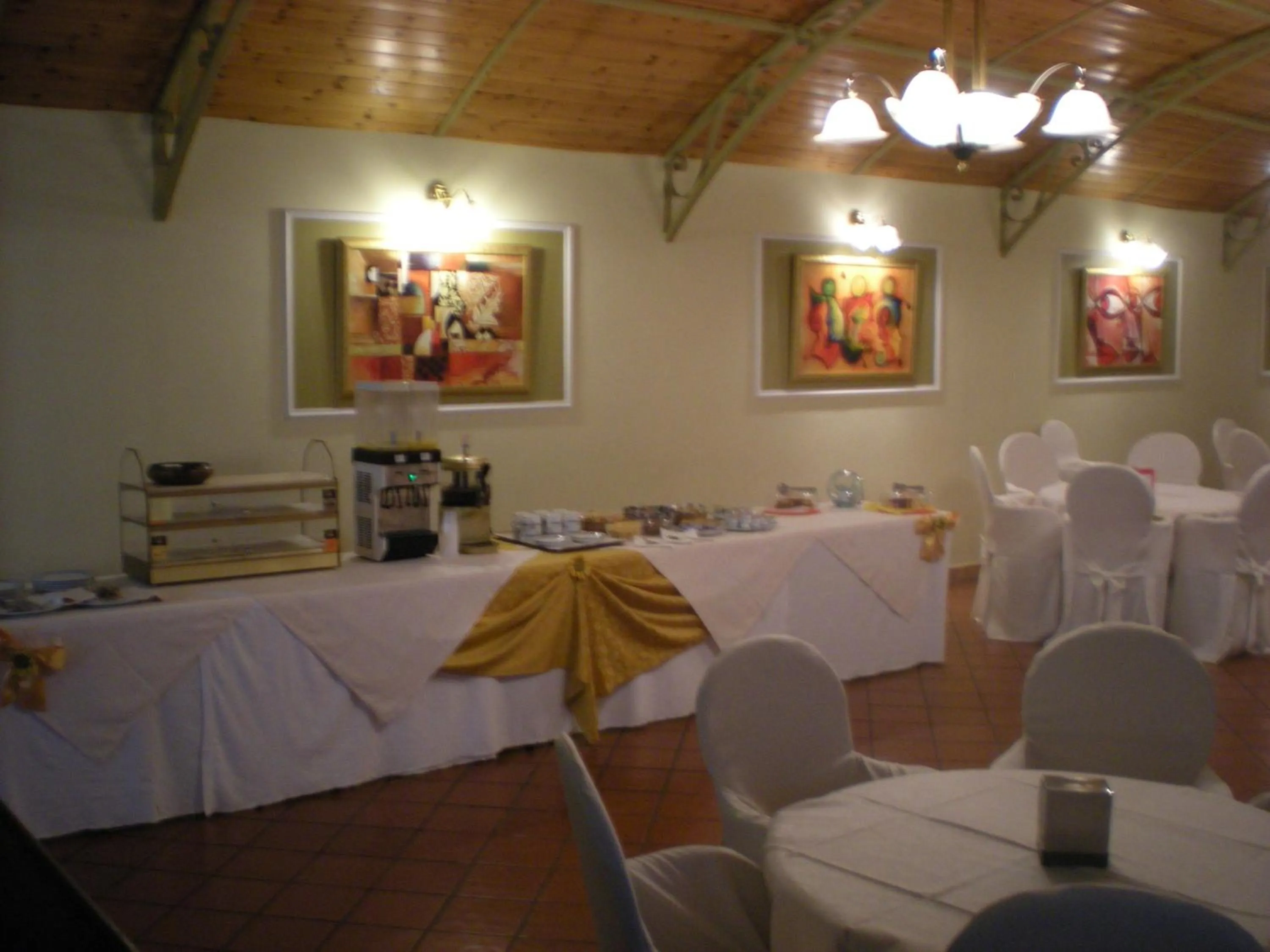 Restaurant/places to eat in Cristal Hotel