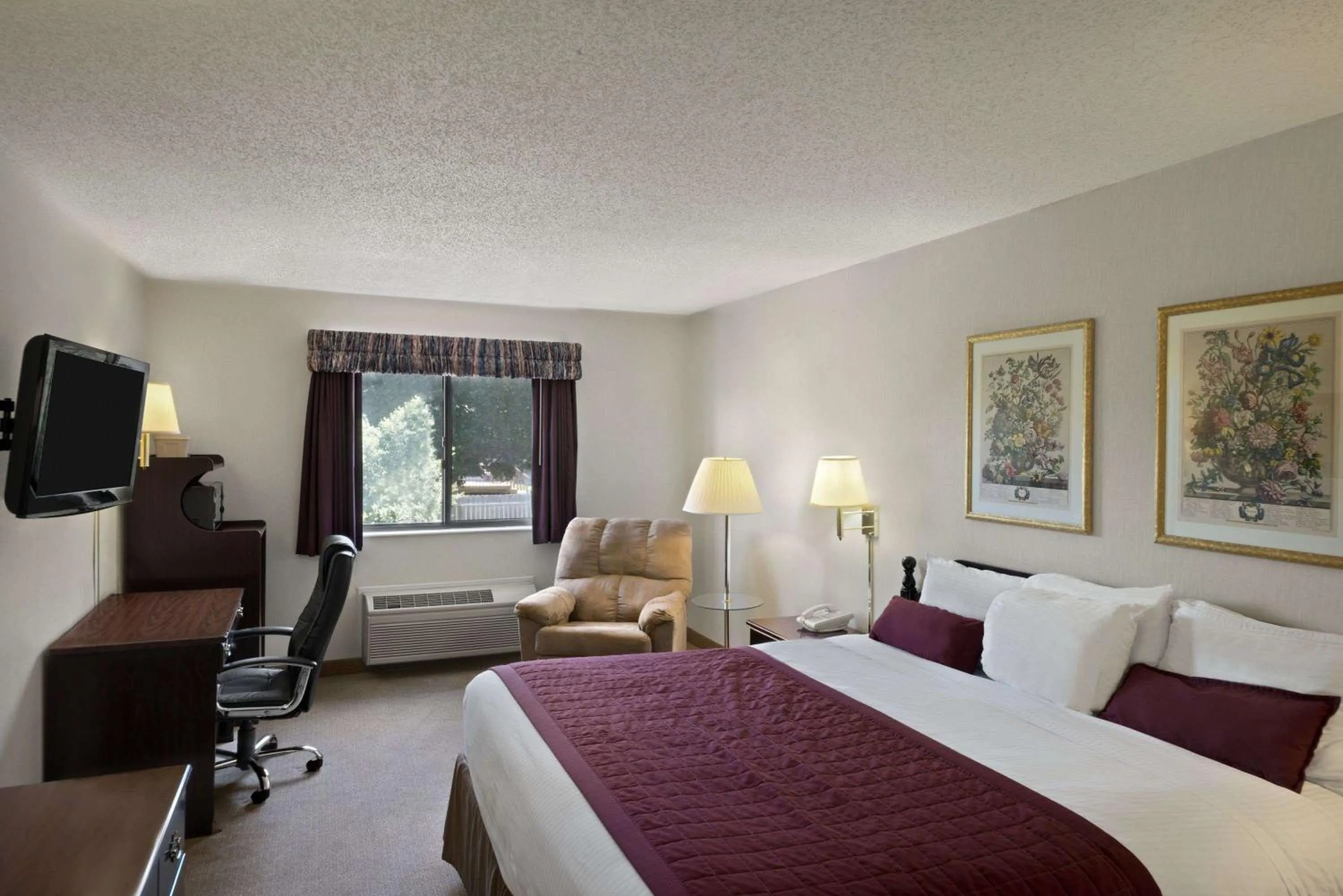 Photo of the whole room, Bed in Baymont by Wyndham Whitewater