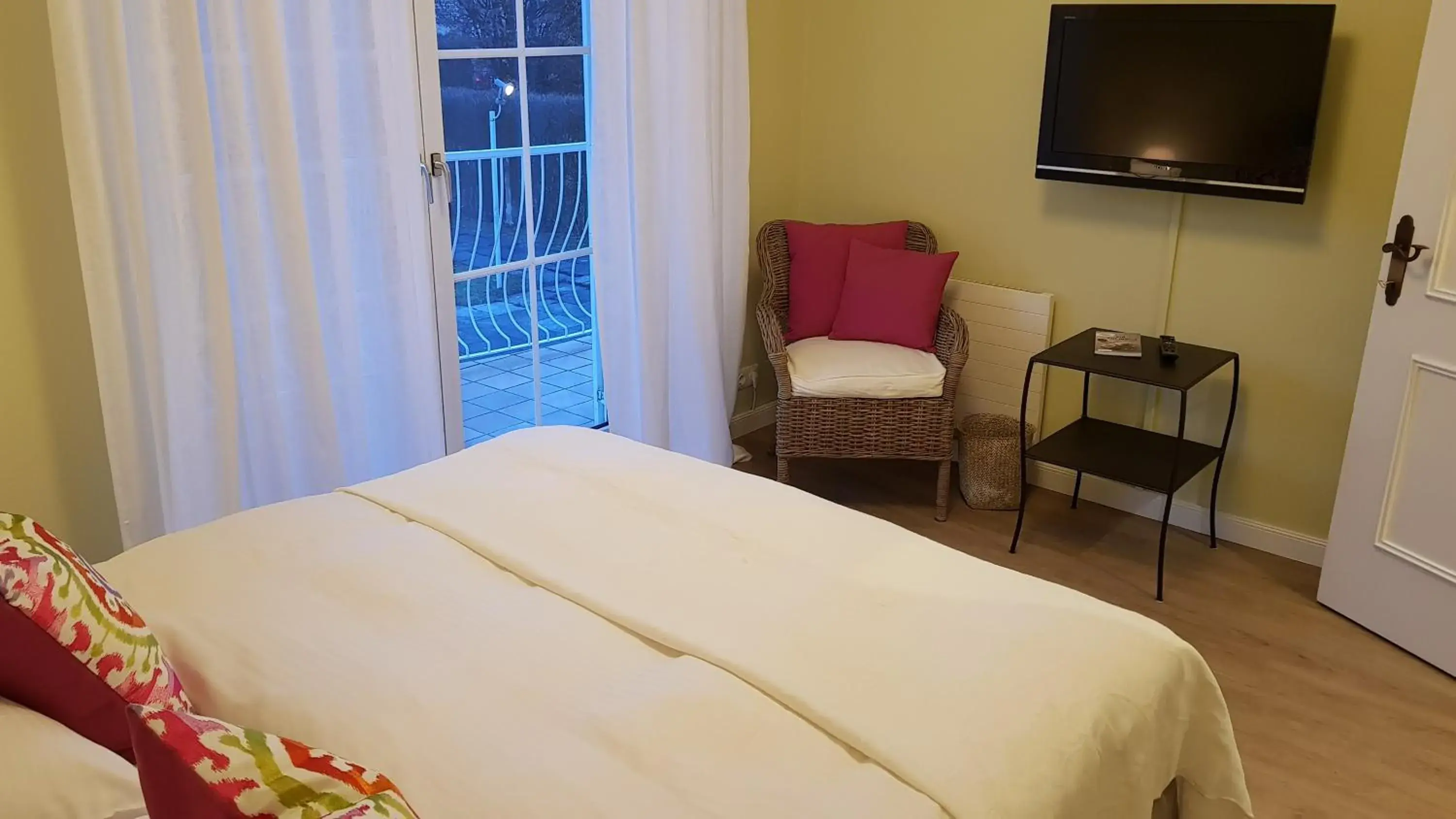 Small Double Room "Cozy" with Balcony in The Little Guesthouse Small Double Room "Cozy" with Balcony in The Little Guesthouse