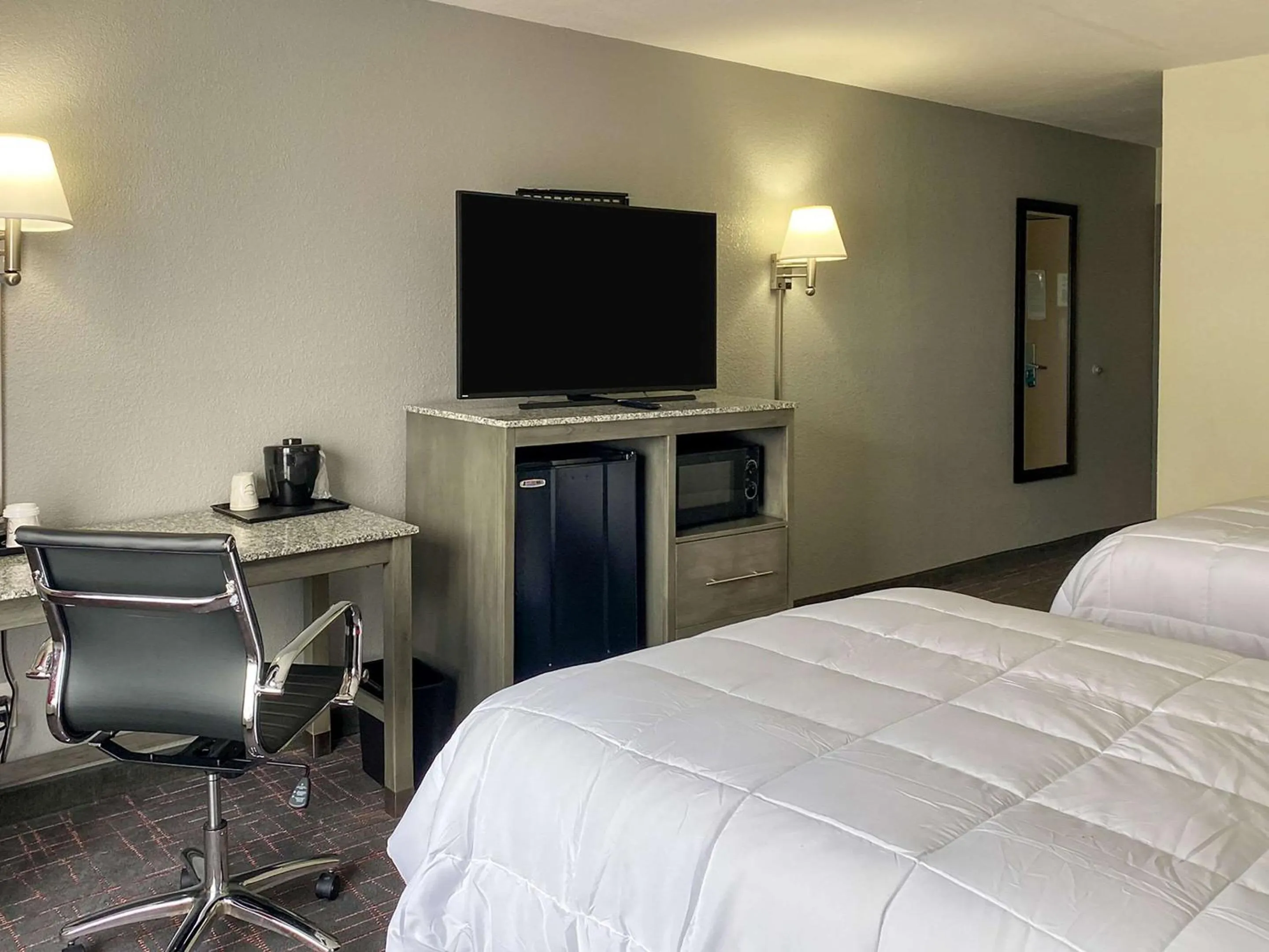 Bedroom, Bed in Clarion Pointe - Greensboro Coliseum Area