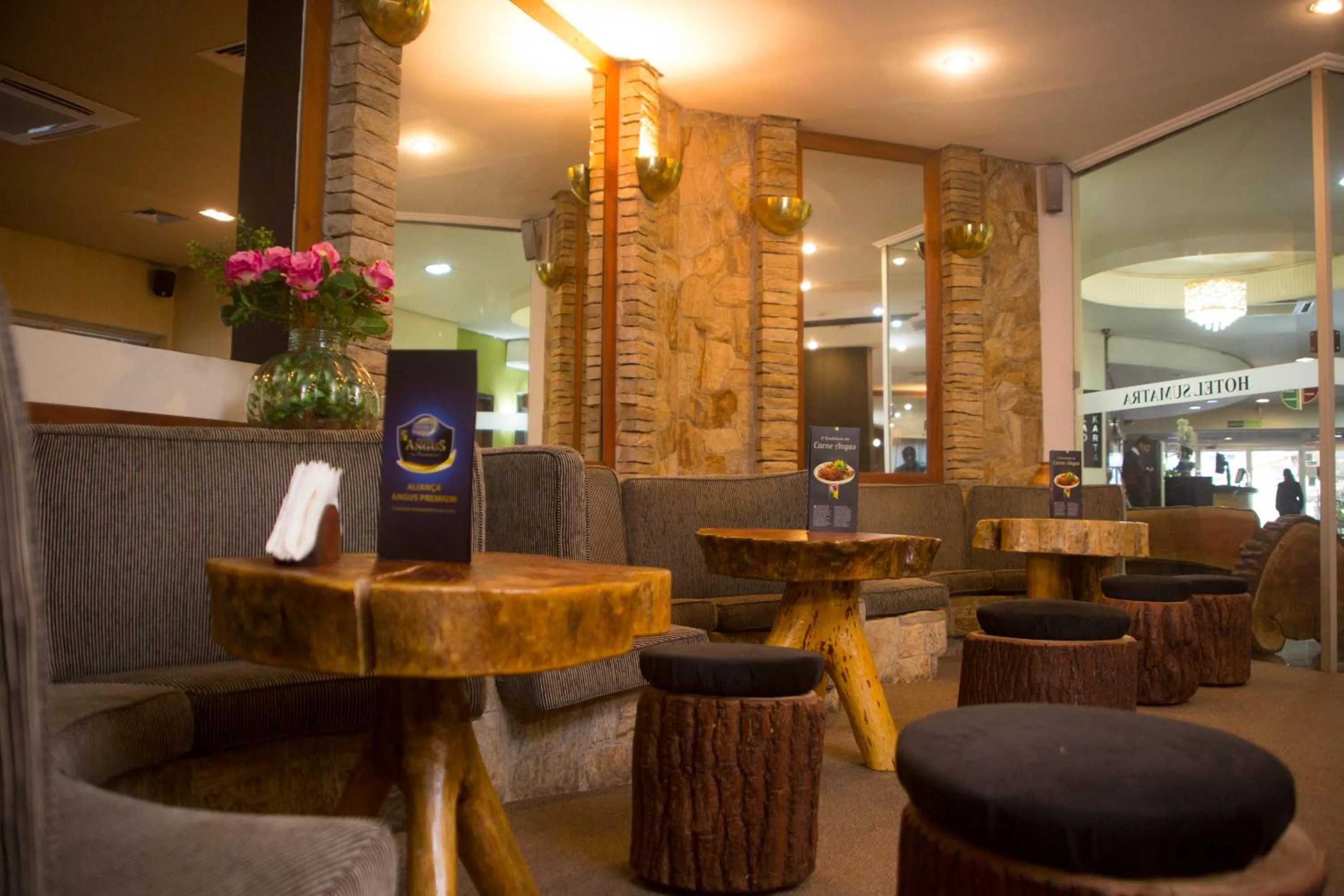 Communal lounge/ TV room in Sumatra Hotel e Centro de Convenções