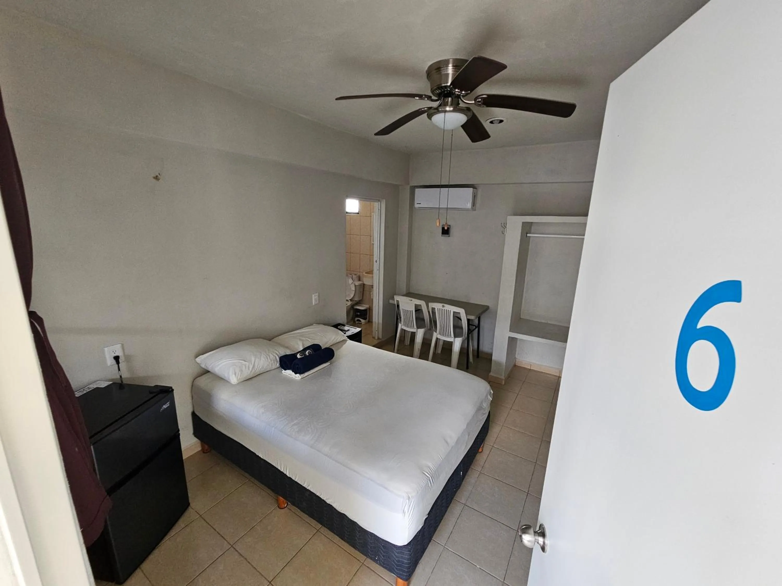 Photo of the whole room, Bed in El Padrino