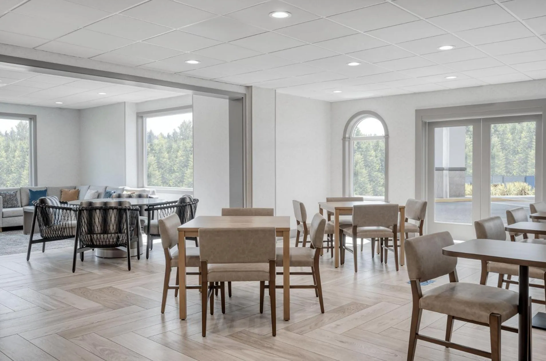 Living room in Holiday Inn Express Federal Way - Seattle South by IHG