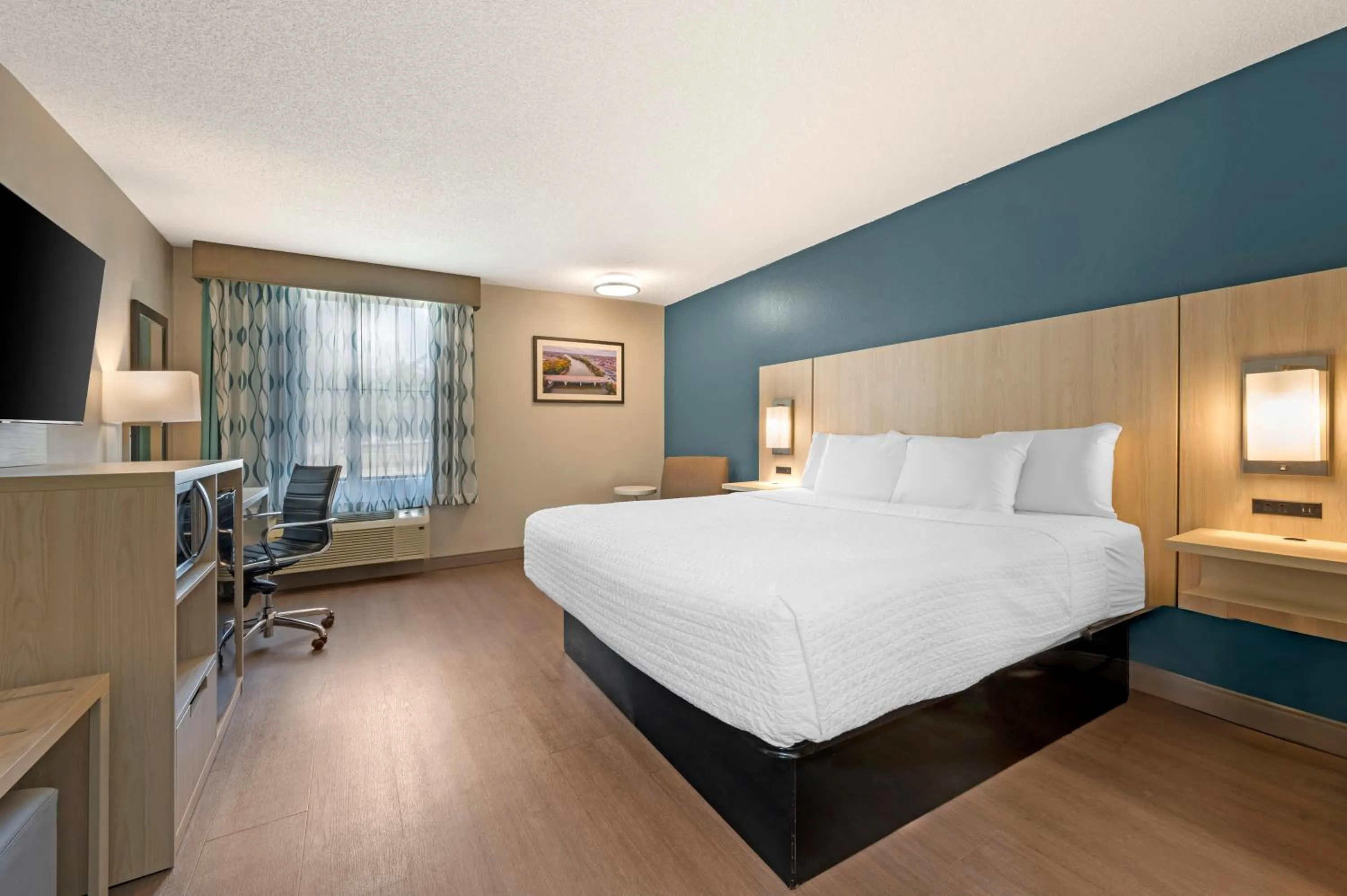 Photo of the whole room, Bed in Best Western Plus Lafayette Hotel University Area