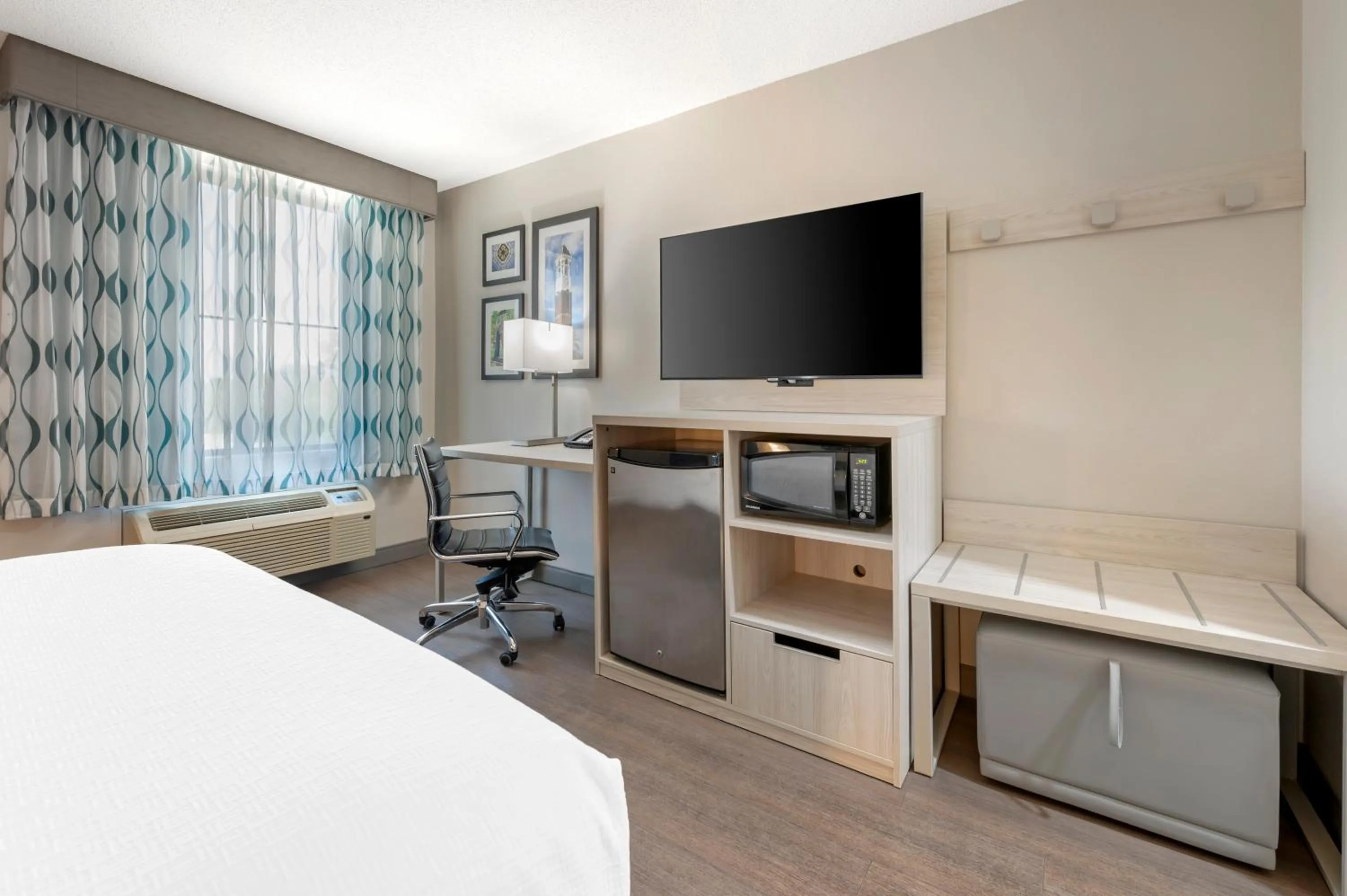 Photo of the whole room, Bed in Best Western Plus Lafayette Hotel University Area