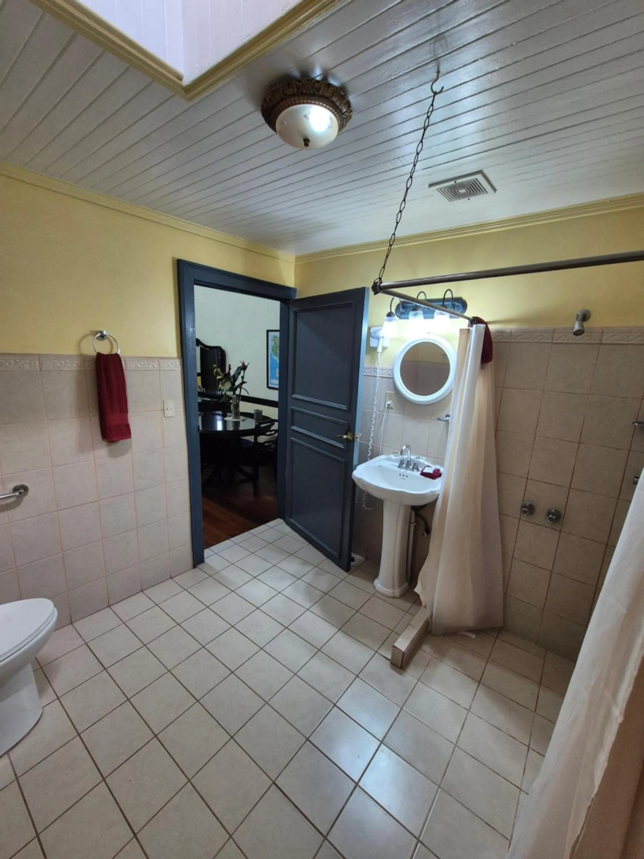 Bathroom in Hotel Santo Tomas / Historical Property