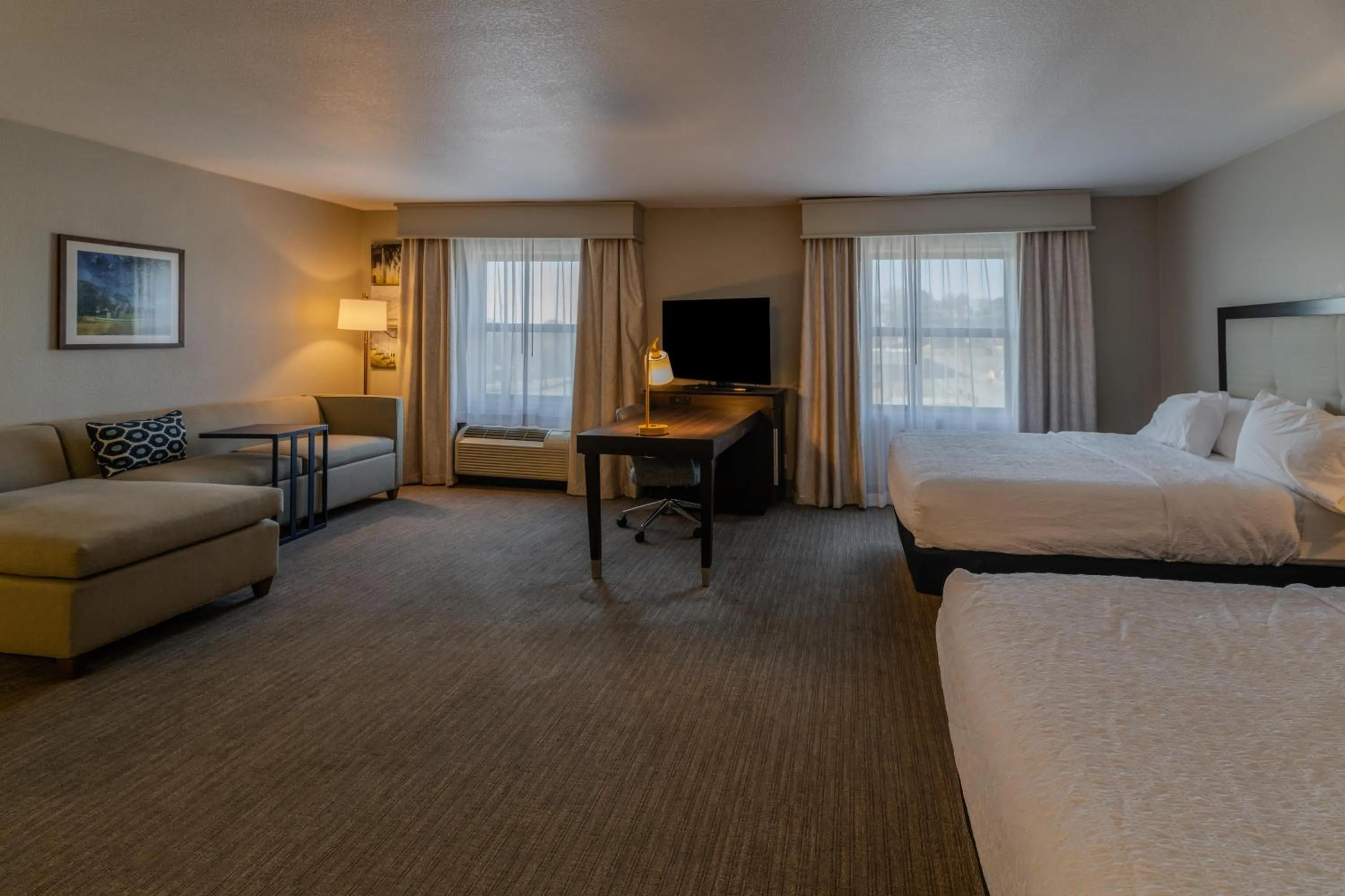 Living room, Bed in Hampton Inn & Suites-Florence Downtown