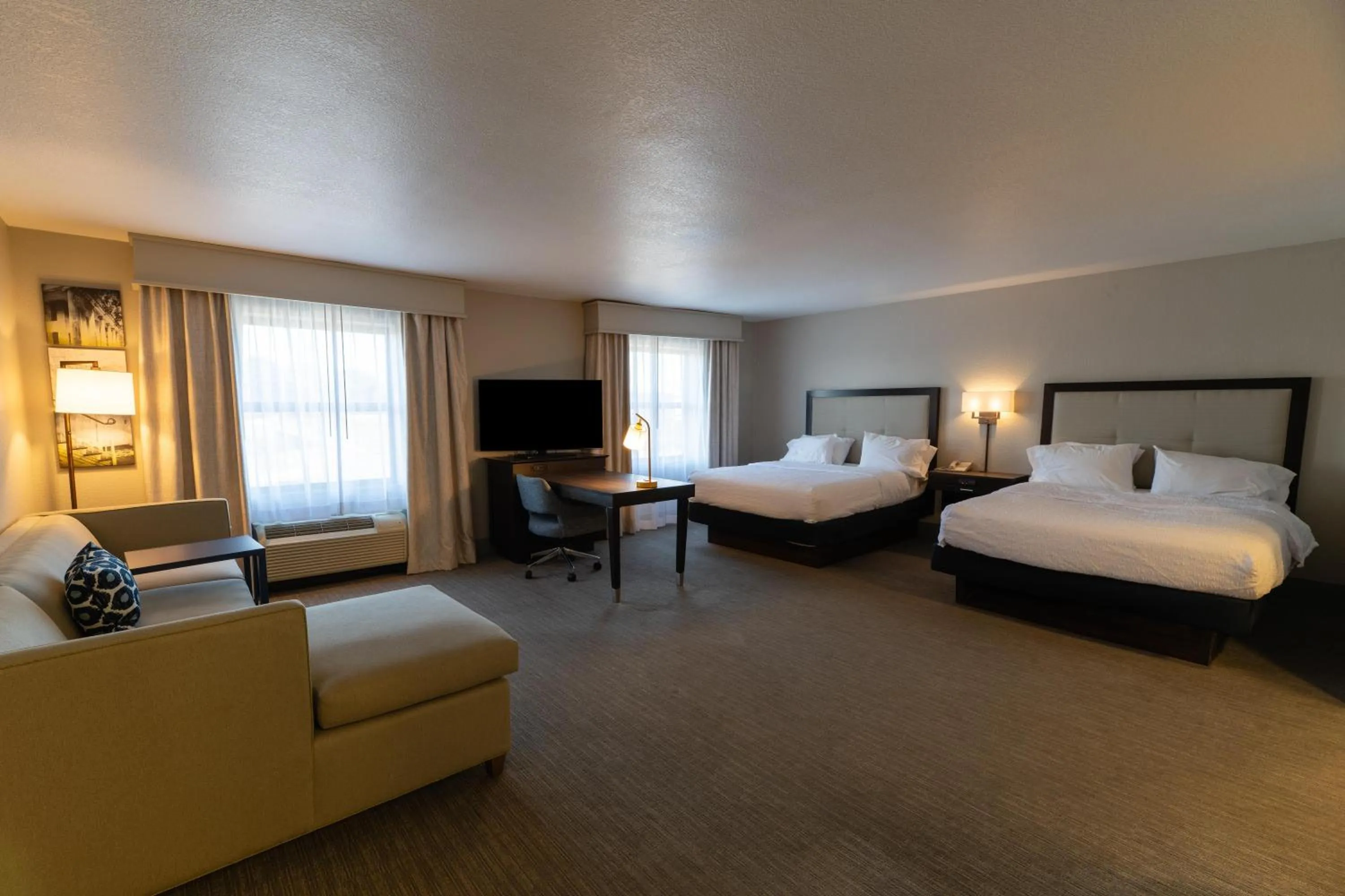 Bed in Hampton Inn & Suites-Florence Downtown