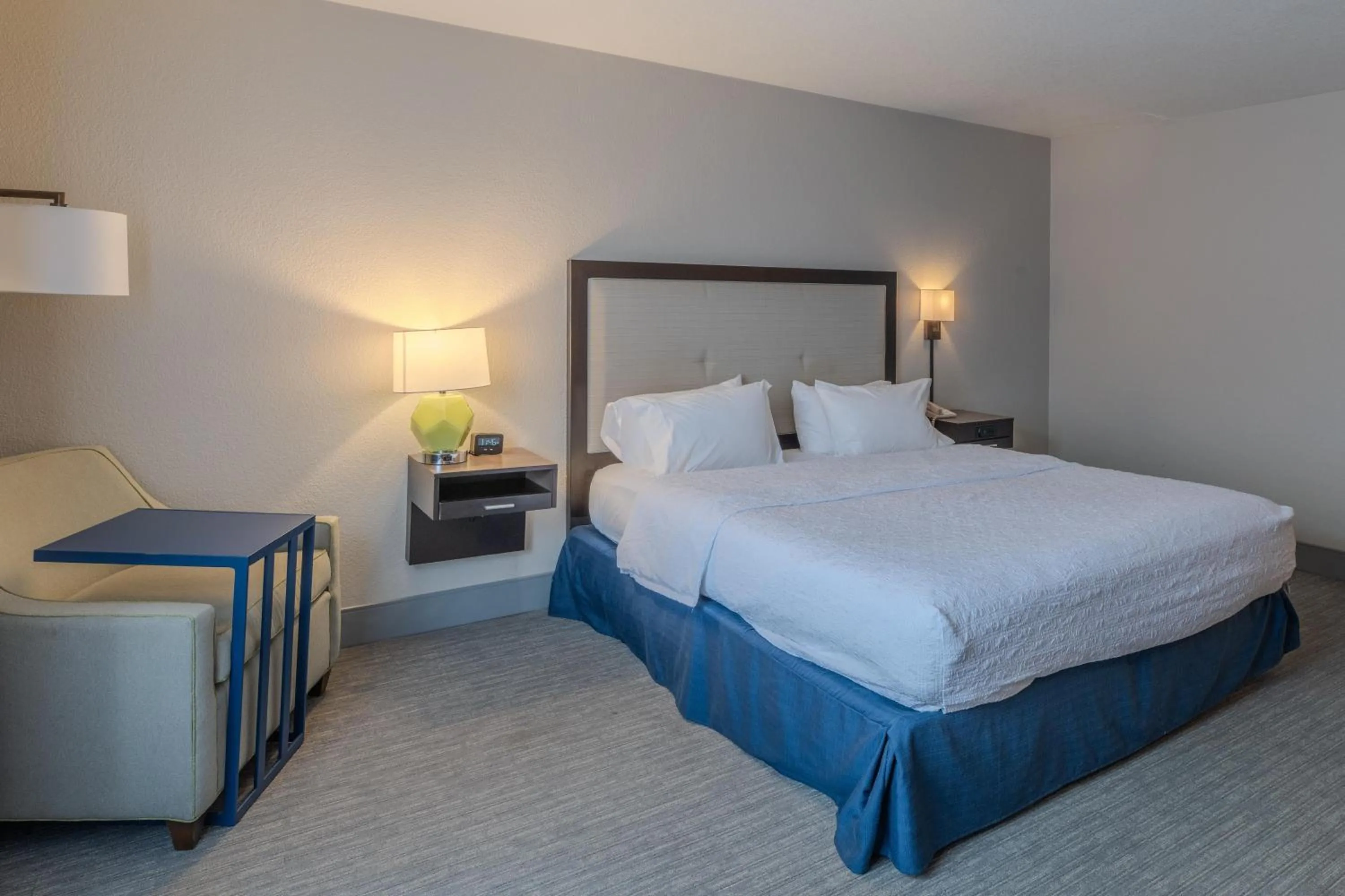 Bed in Hampton Inn & Suites-Florence Downtown