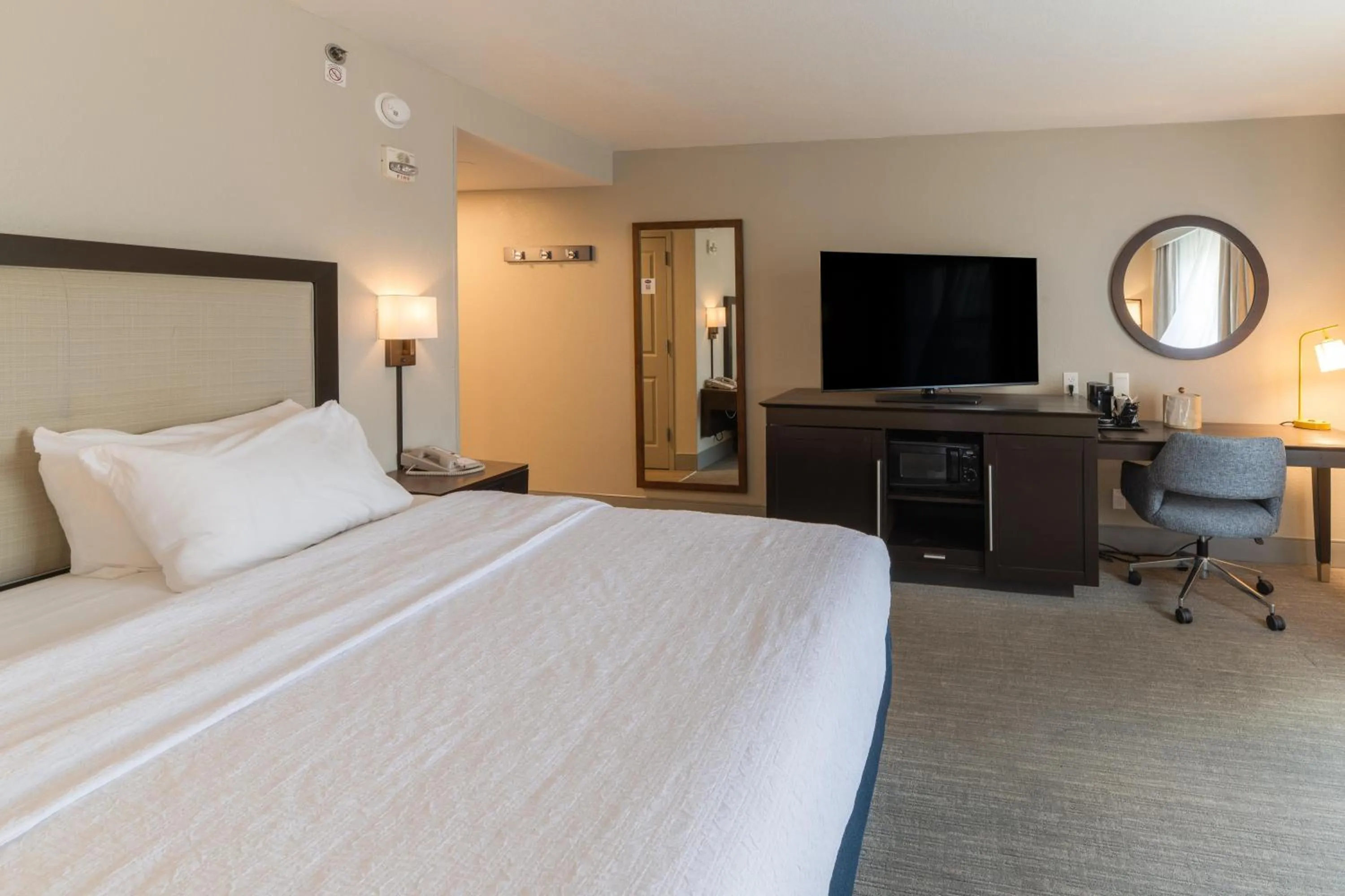 Bedroom, Bed in Hampton Inn & Suites-Florence Downtown