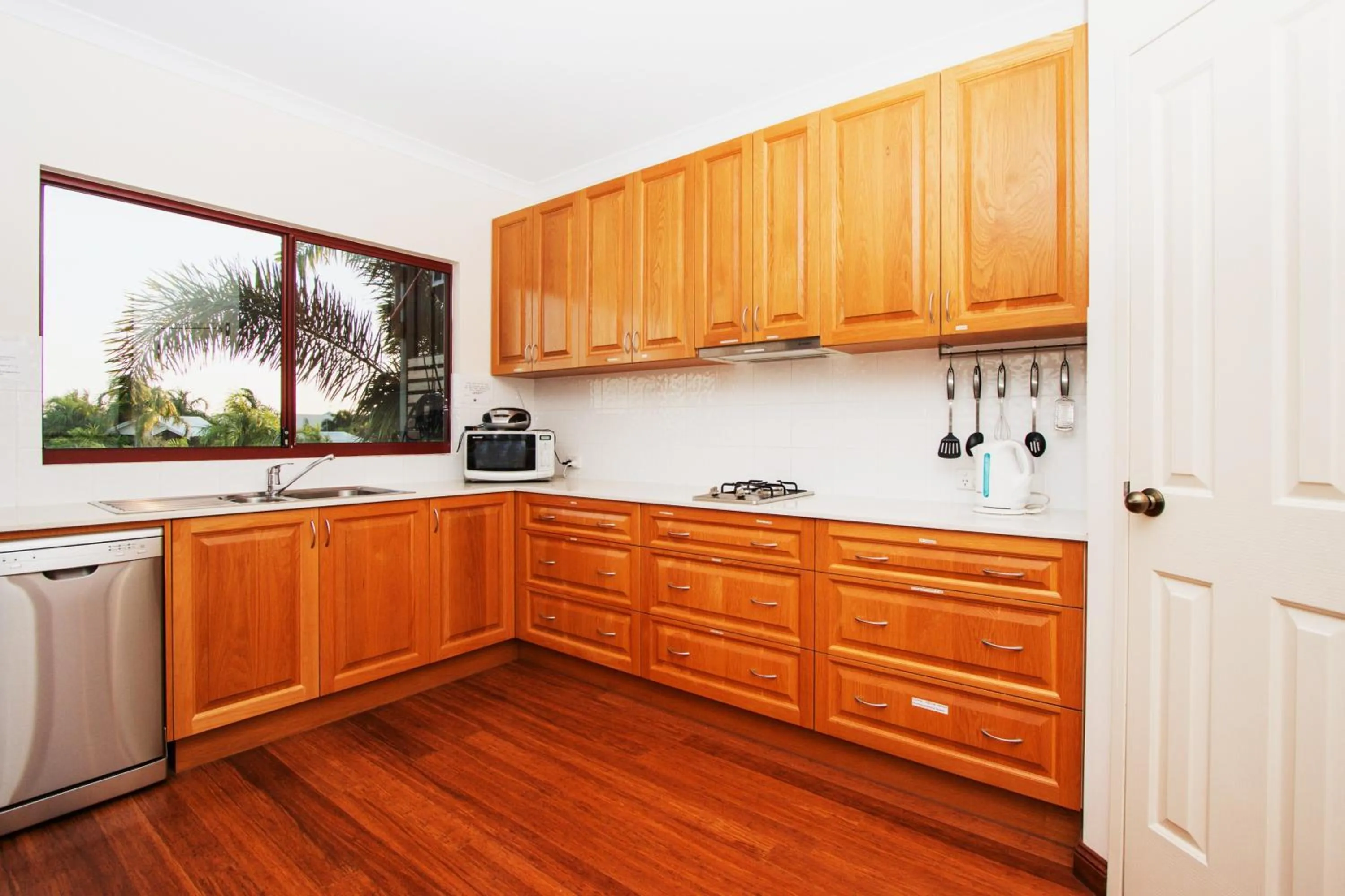 Kitchen or kitchenette in Reflections Broome