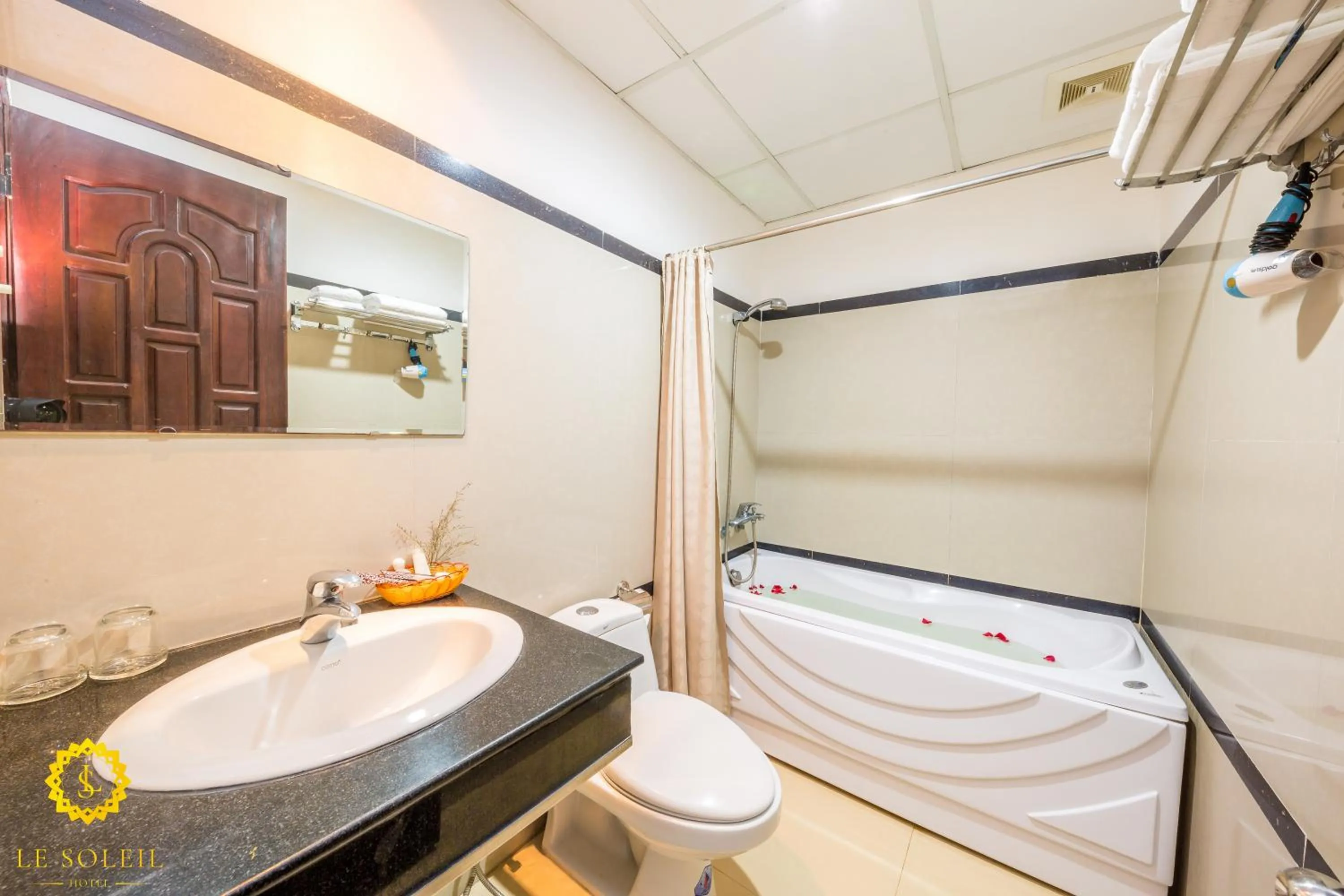 Toilet in LE SOLEIL HOTEL managed by NEST Group