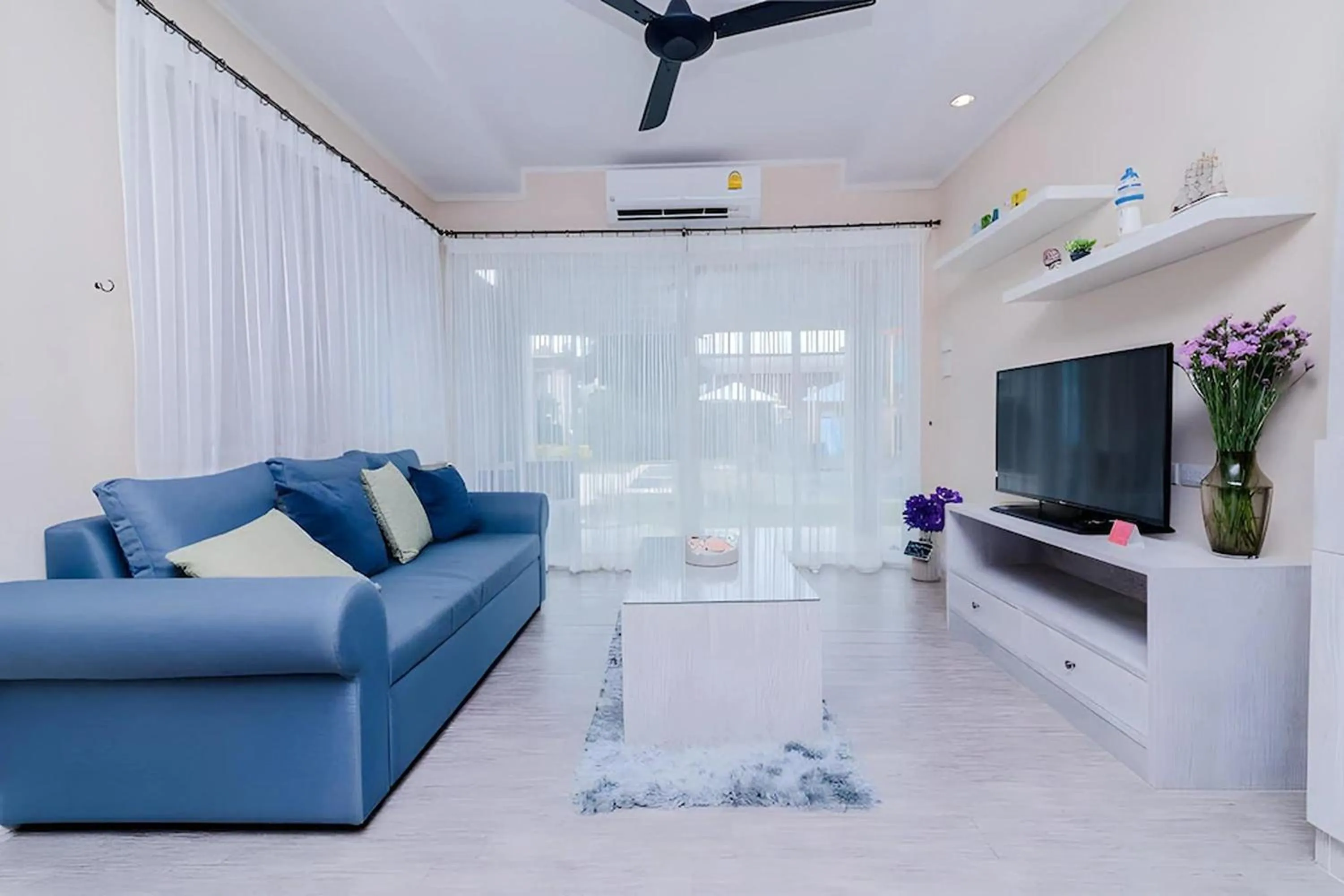 Living room in Surf & Sand Resort