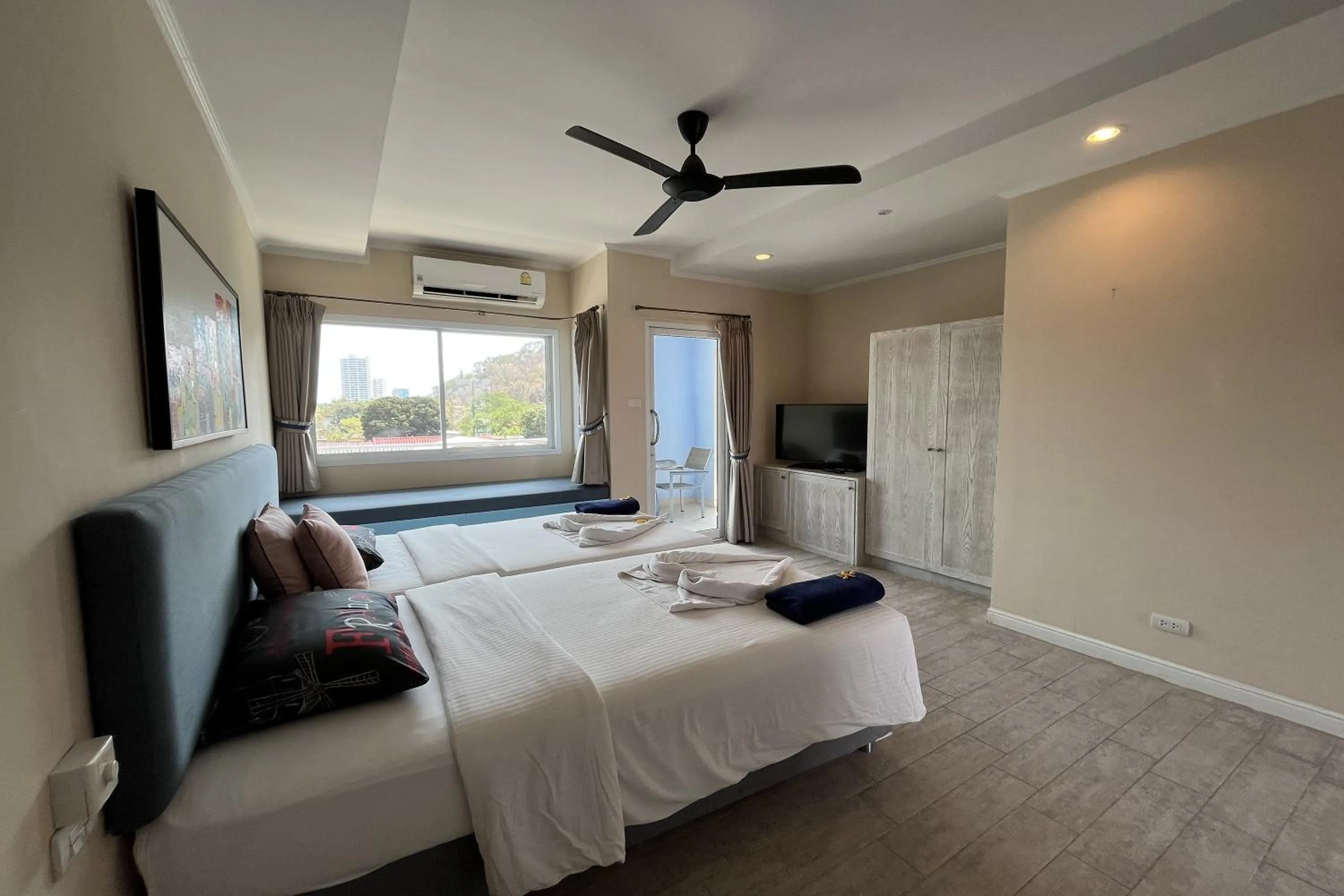 Bedroom, Bed in Surf & Sand Resort