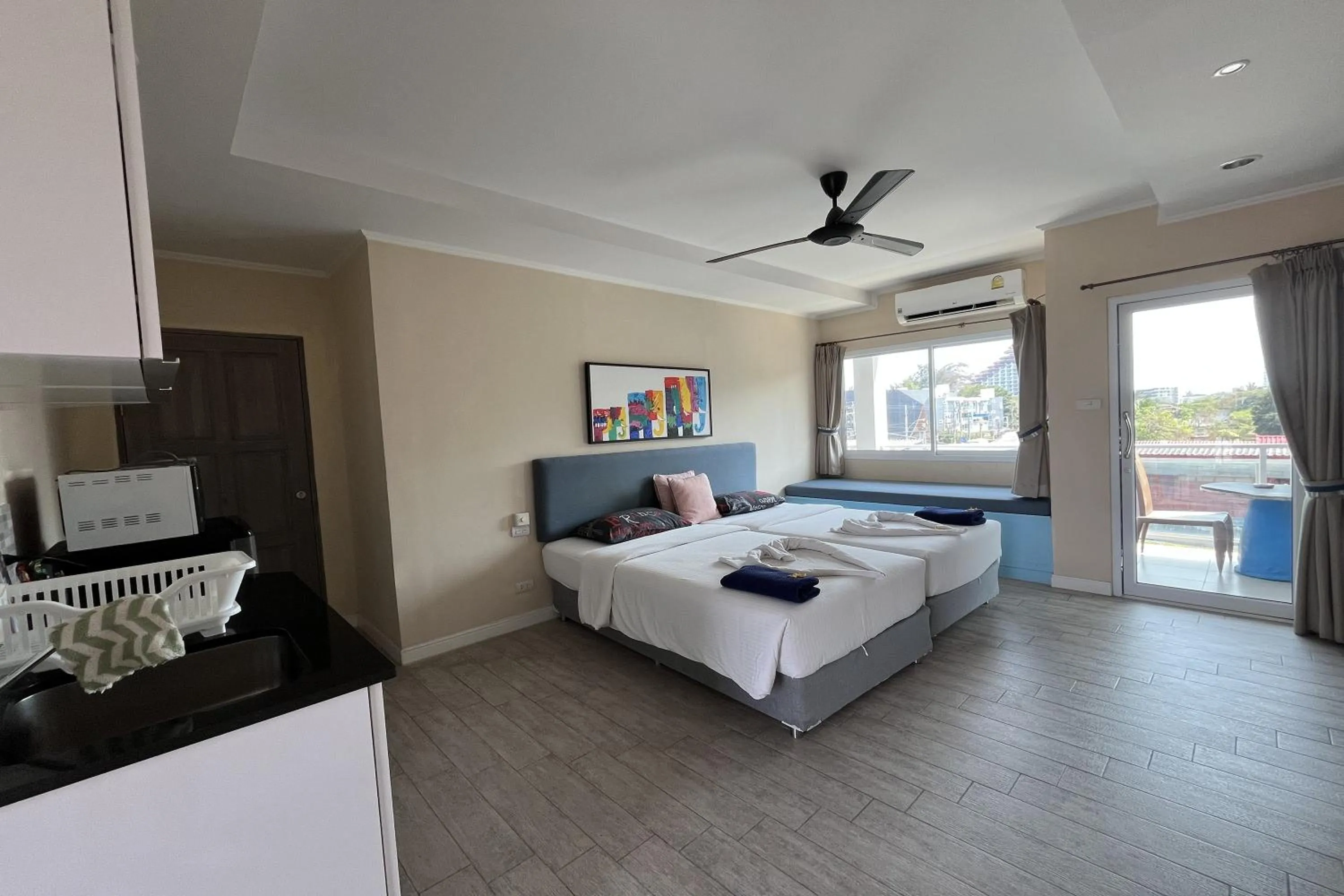 Bedroom, Bed in Surf & Sand Resort