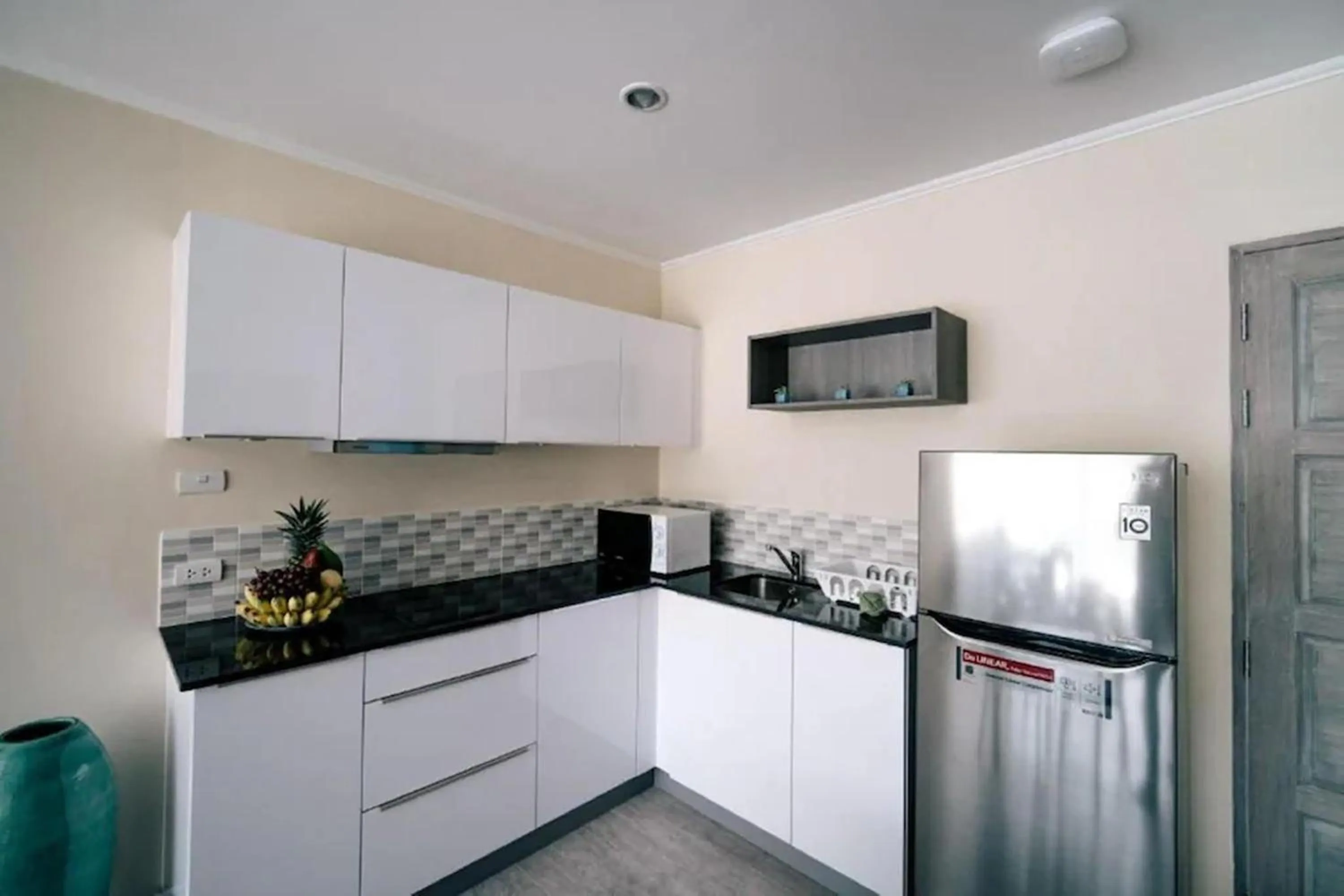 Kitchen or kitchenette in Surf & Sand Resort