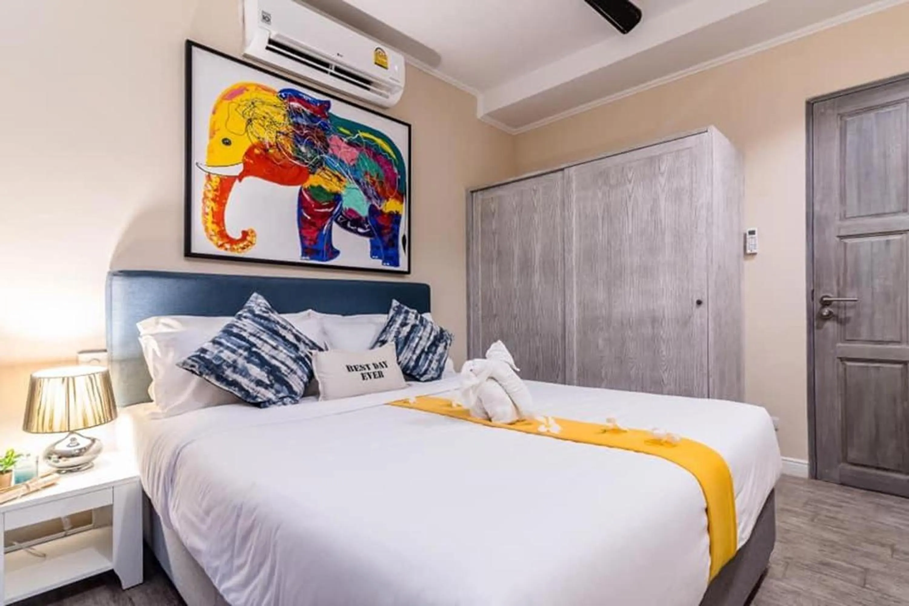 Bedroom, Bed in Surf & Sand Resort