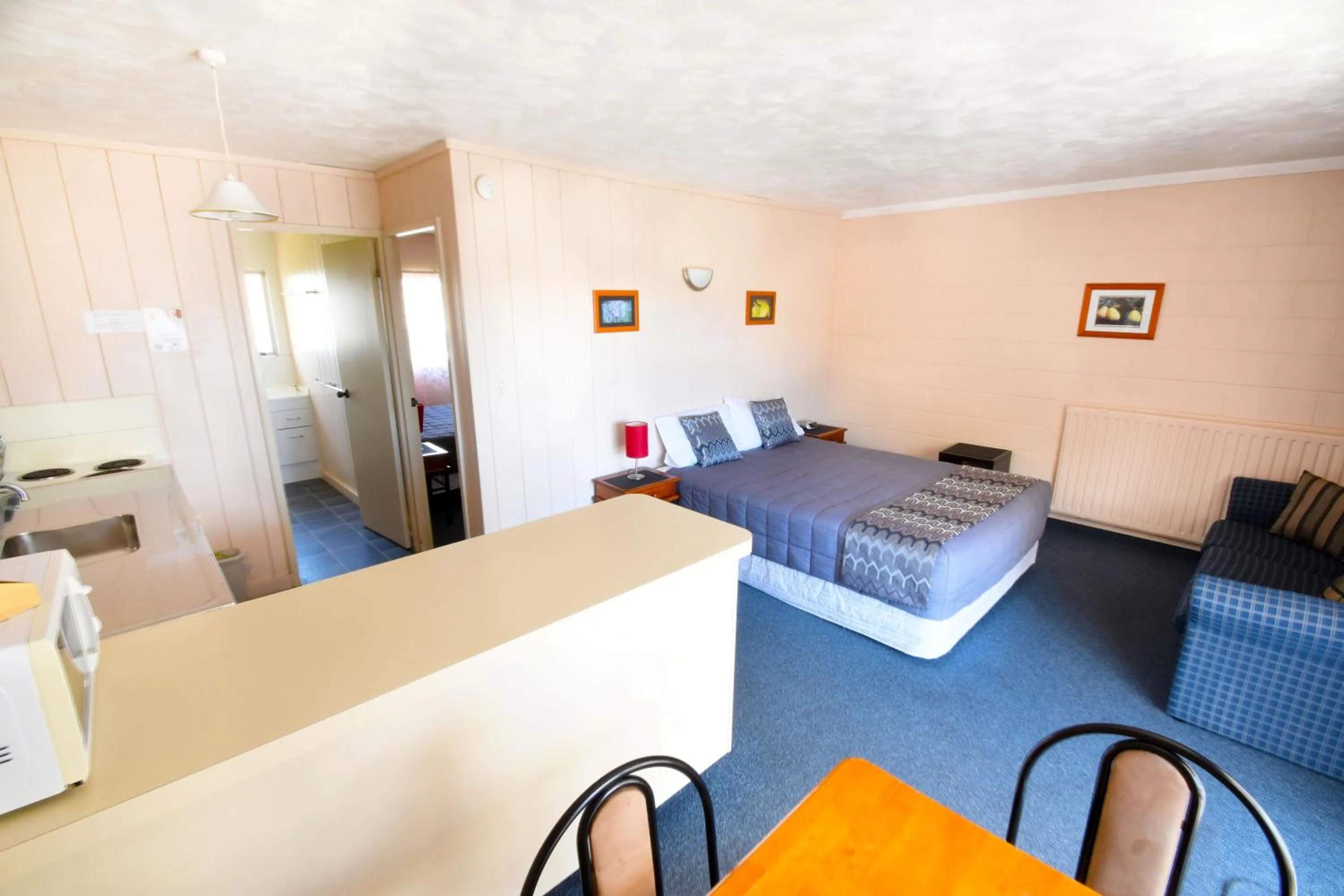 Living room, Bed in Union Victoria Motel
