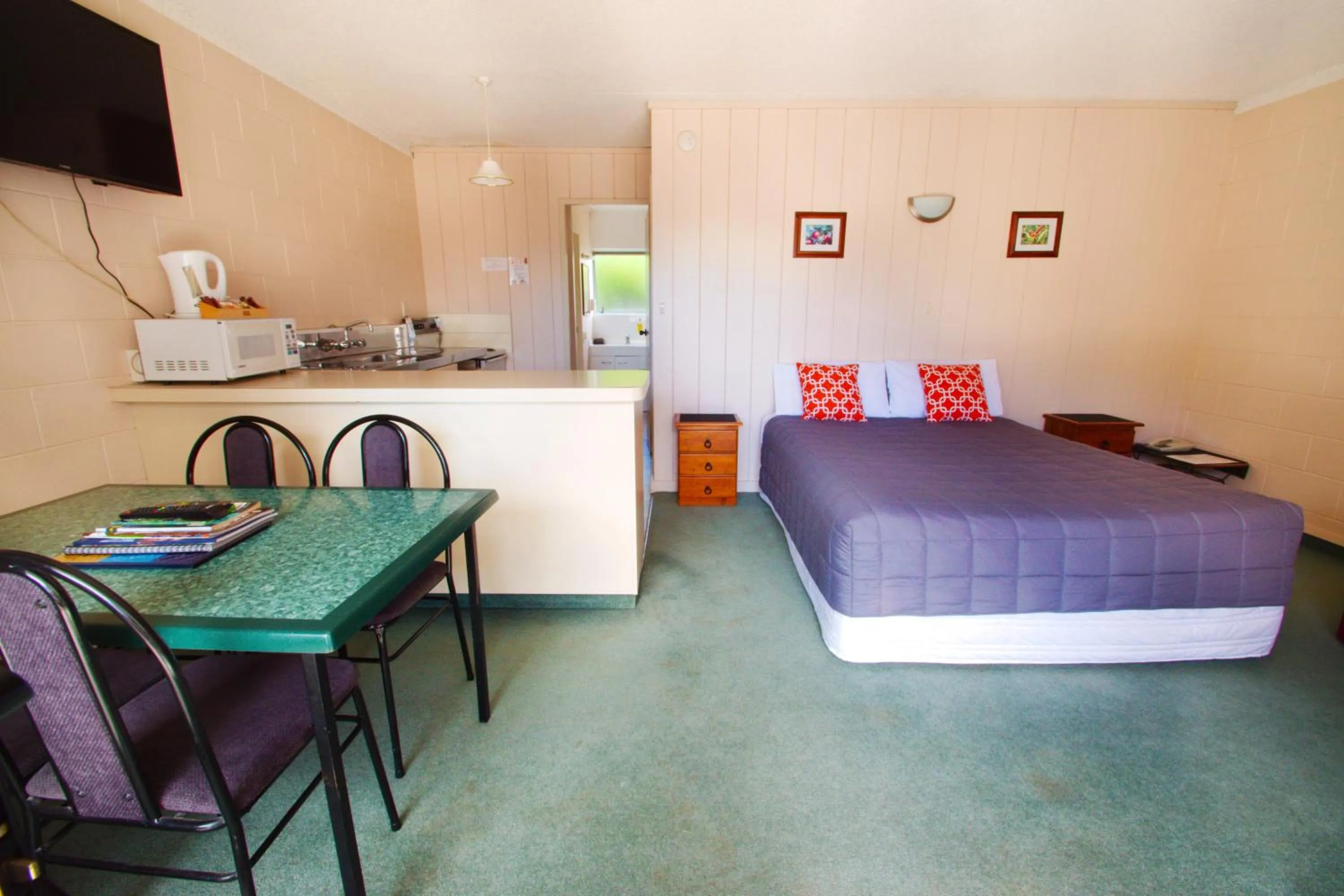 Coffee/tea facilities, Bed in Union Victoria Motel