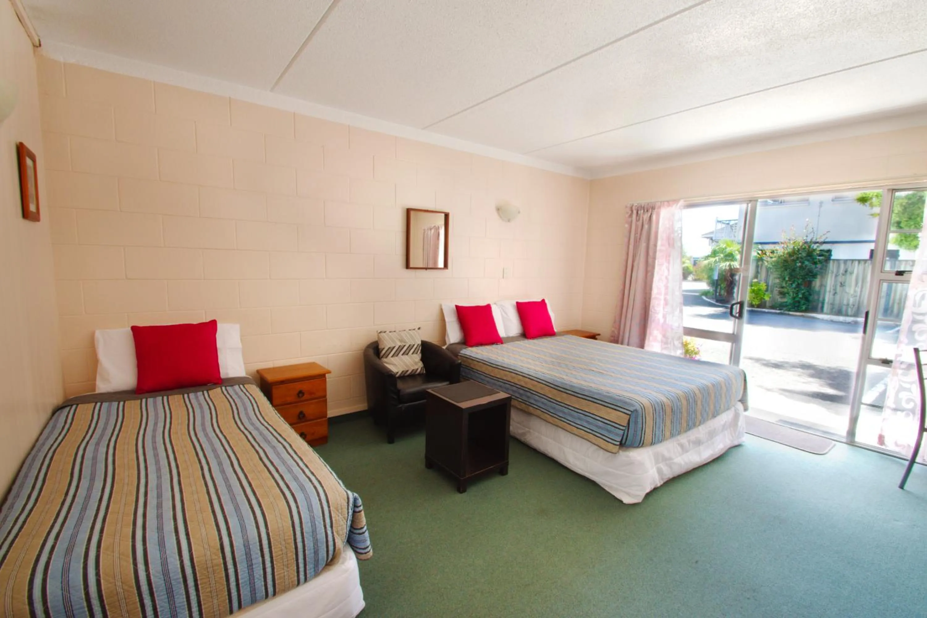 Living room, Bed in Union Victoria Motel