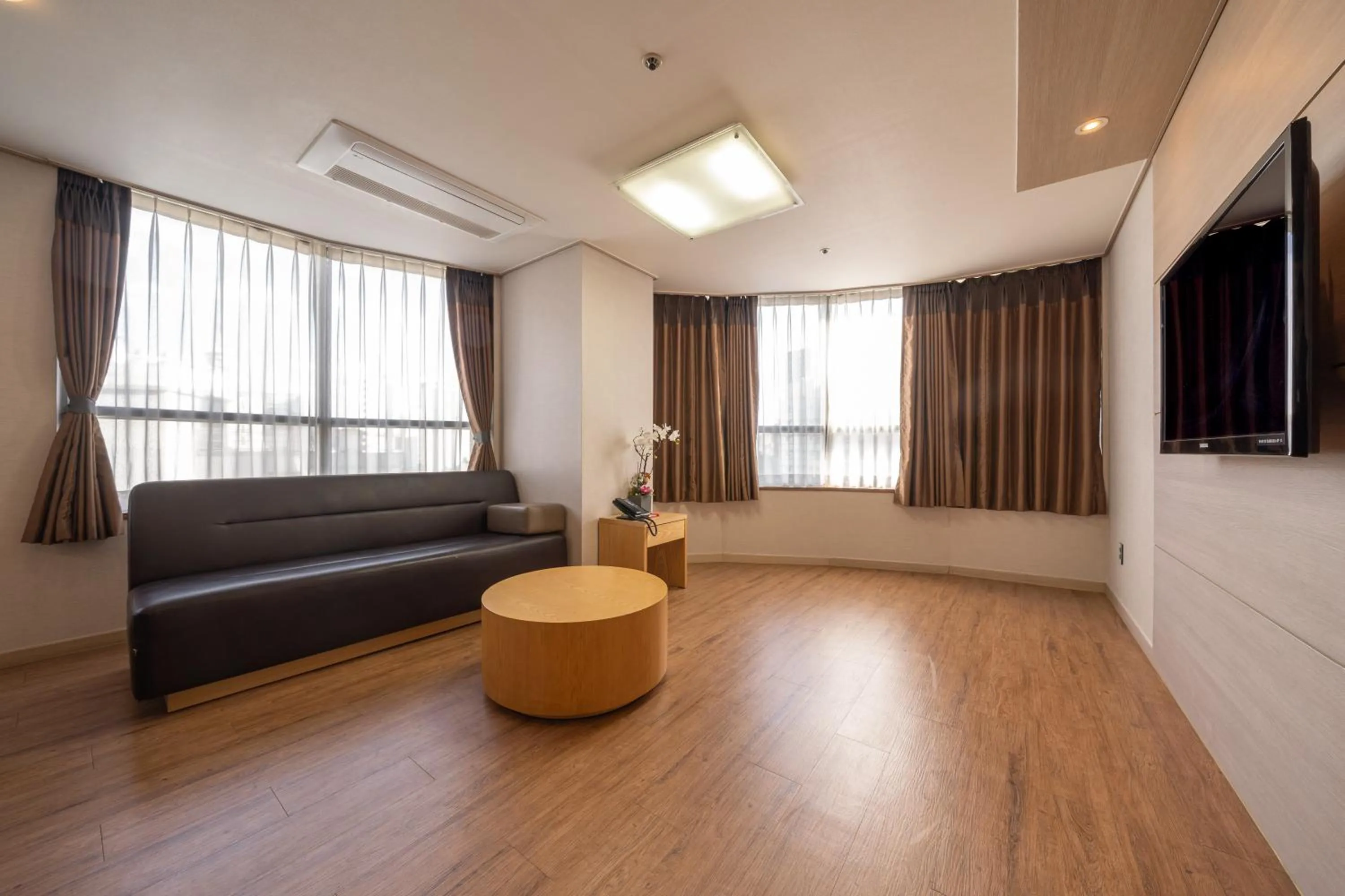 Living room in Ramada by Wyndham Seoul Dongdaemun