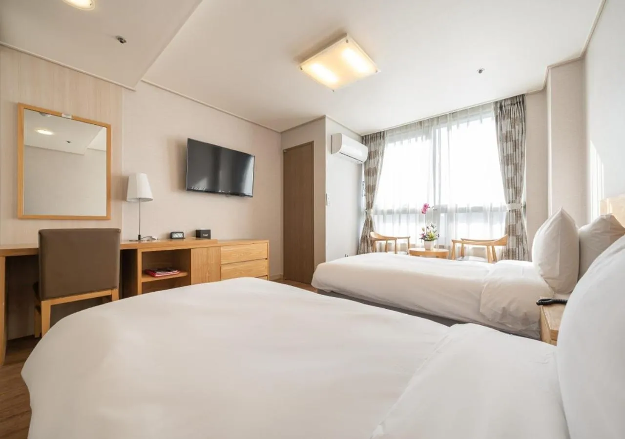 Bed in Ramada by Wyndham Seoul Dongdaemun