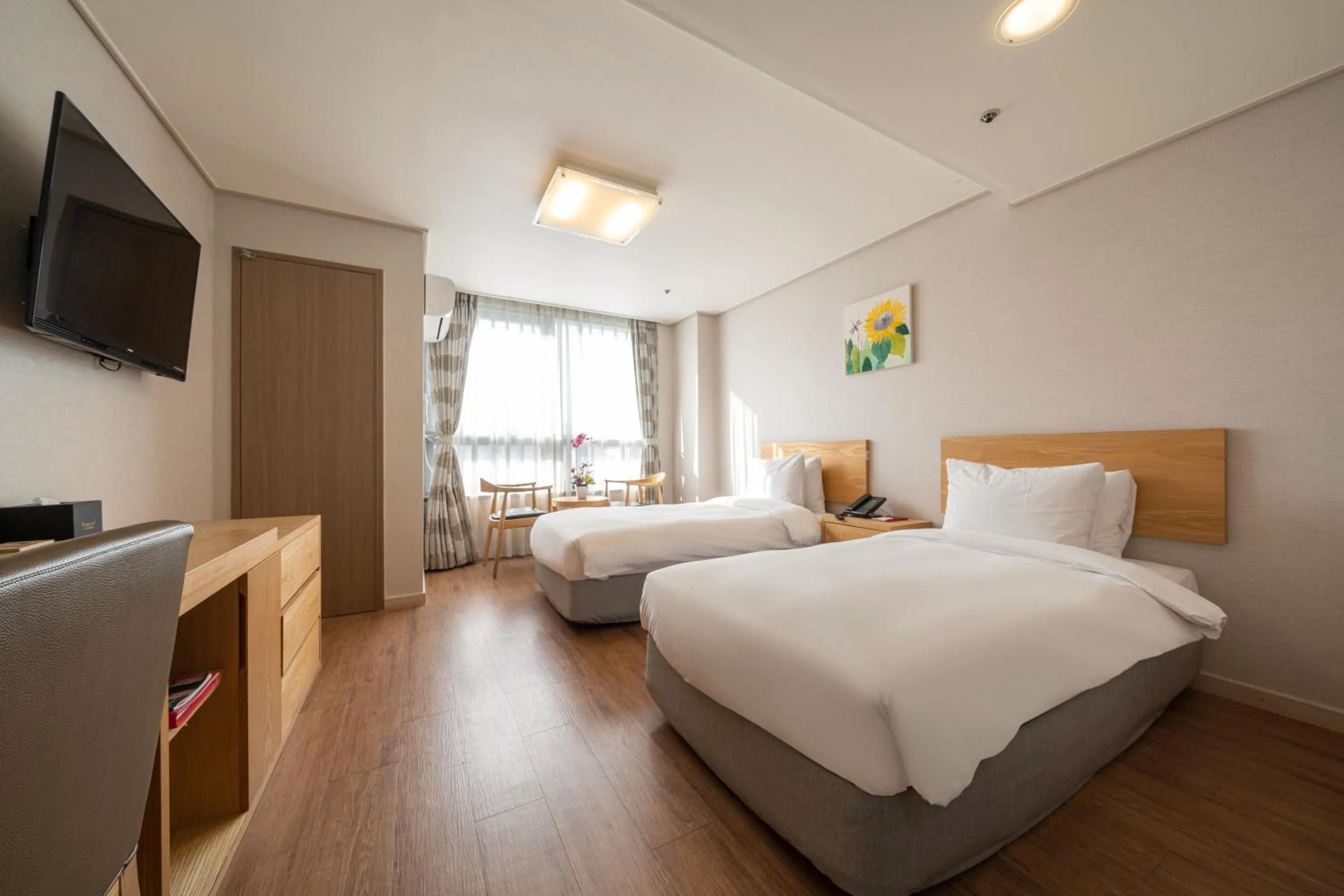 Photo of the whole room, Bed in Ramada by Wyndham Seoul Dongdaemun