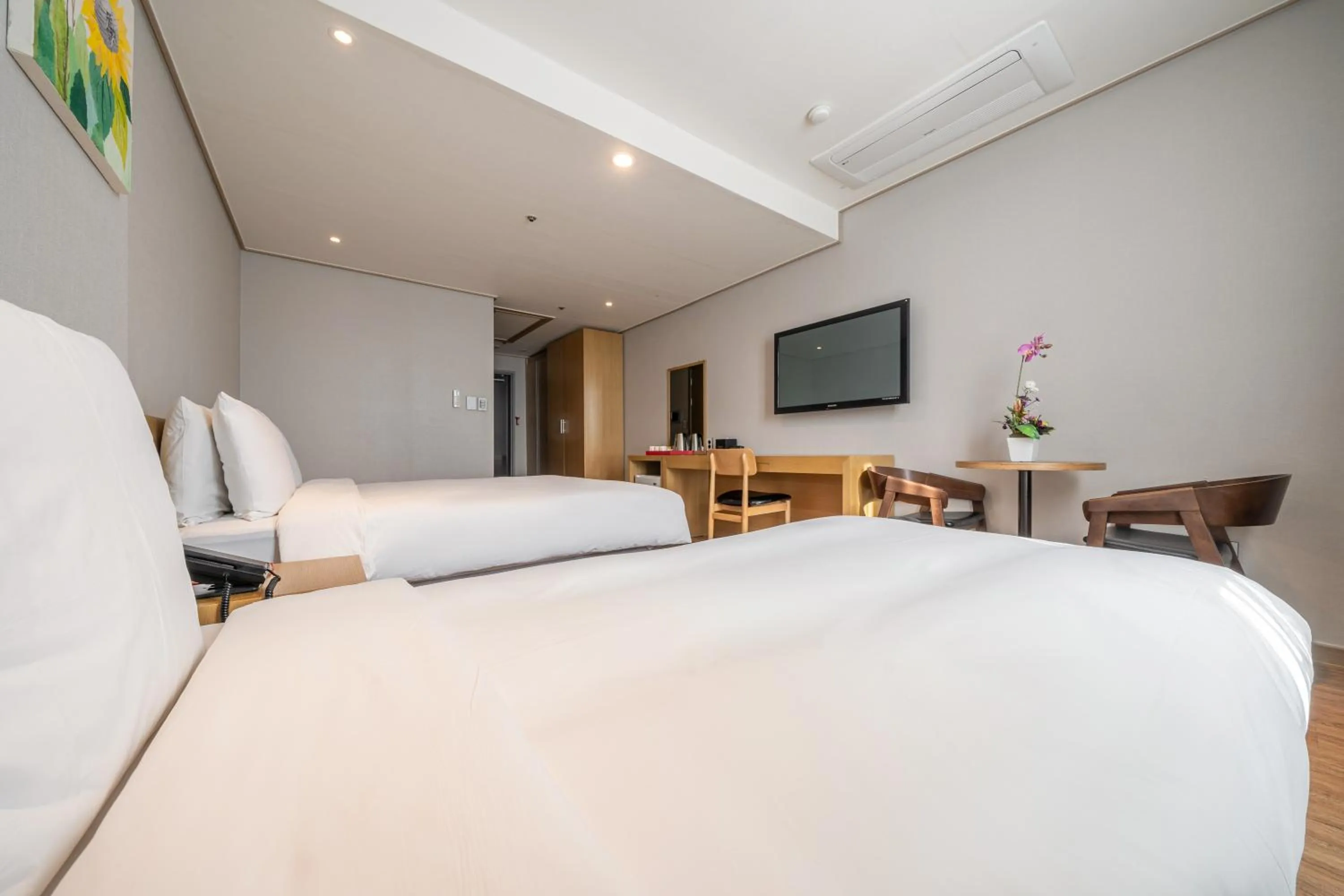 Photo of the whole room, Bed in Ramada by Wyndham Seoul Dongdaemun