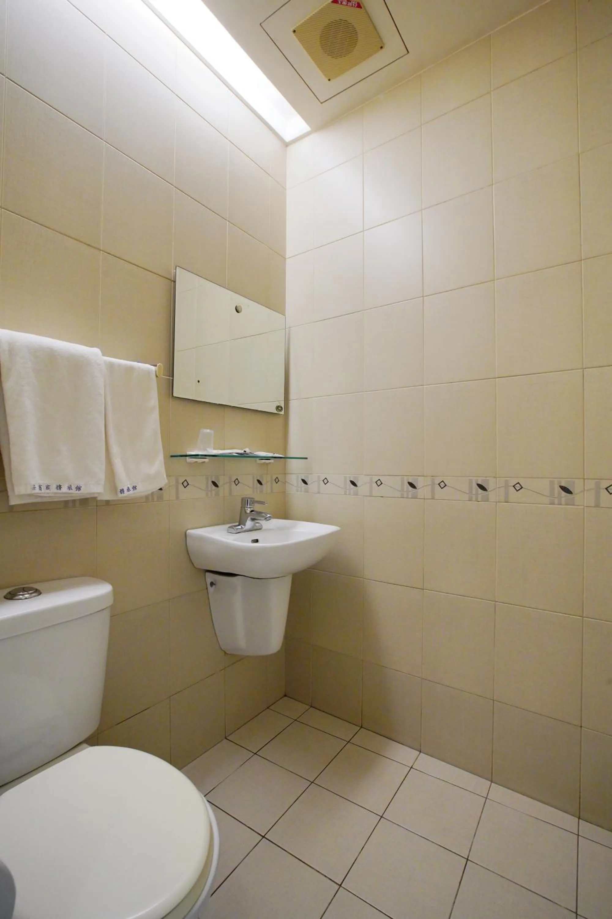 Bathroom in Happy Hotel